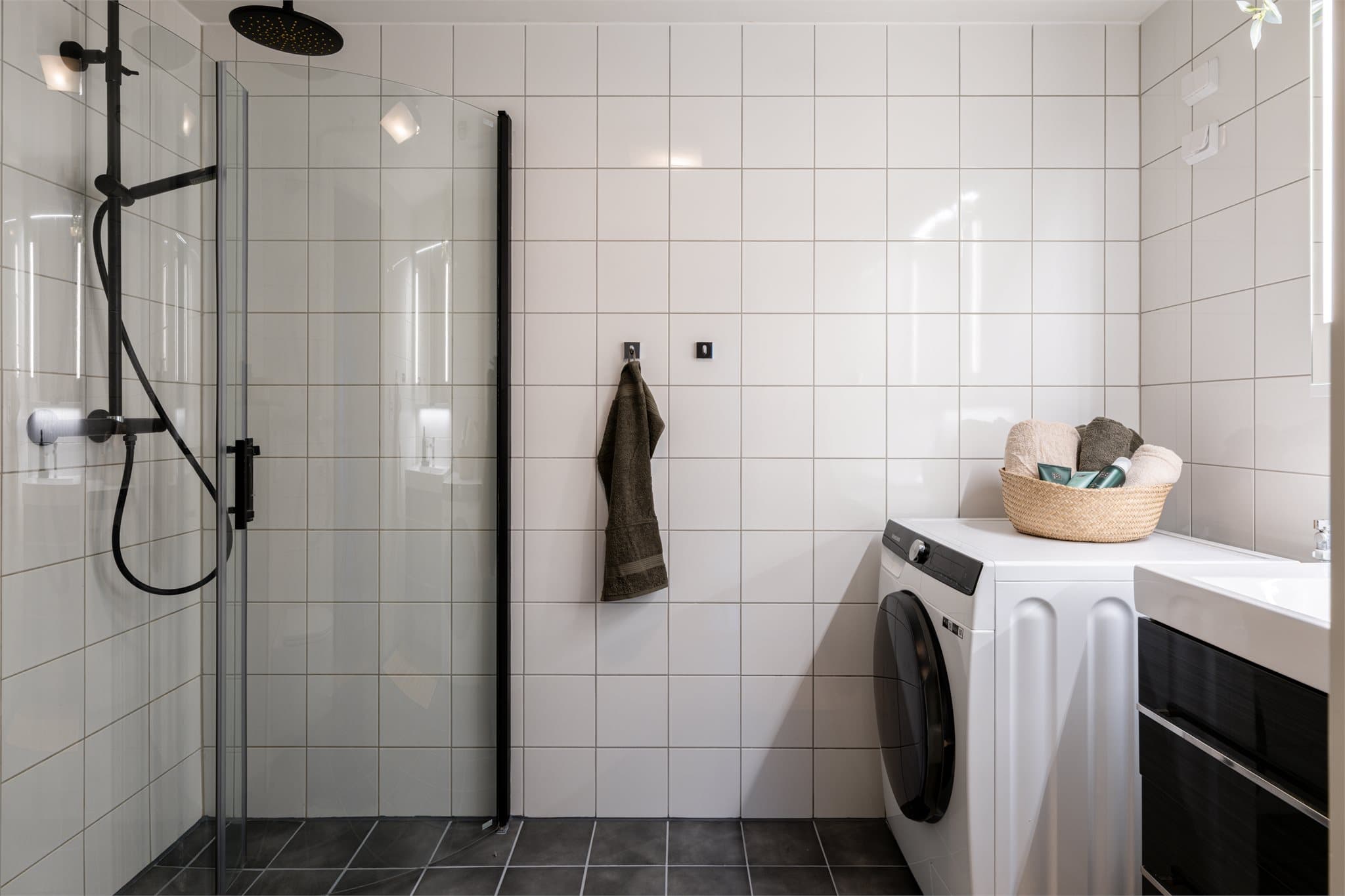 Moderne flislagt bad med varmekabler i gulvet for ekstra komfort.