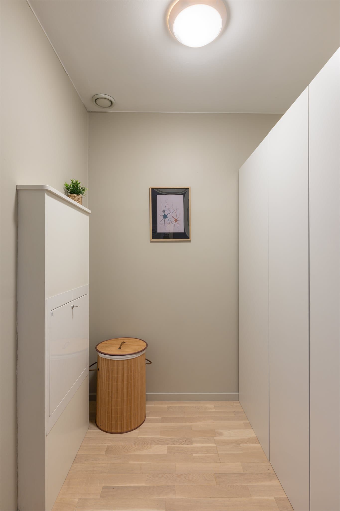 Praktisk og romslig innvendig bod med stor garderobe.