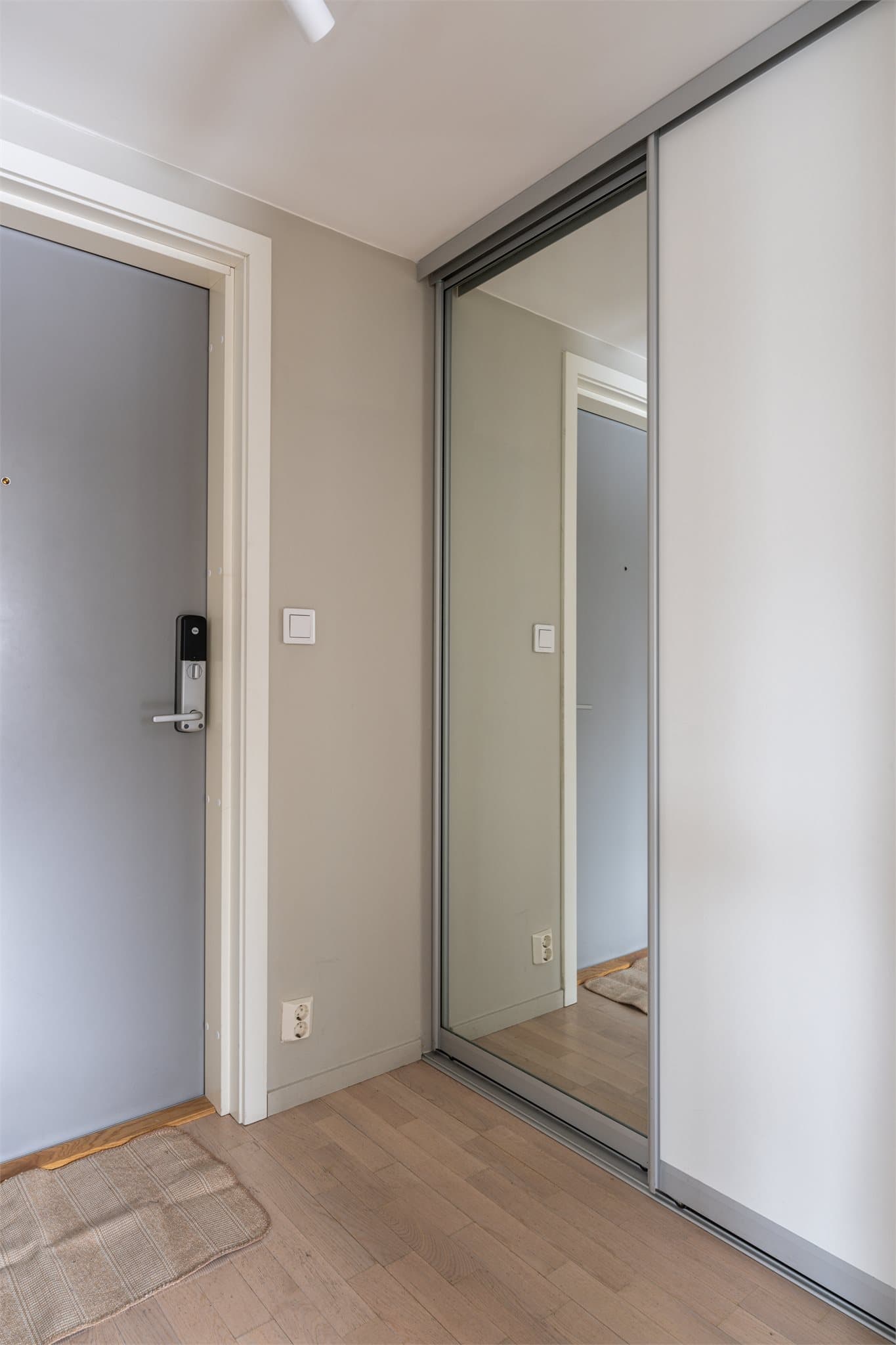 Lys og trivelig entré med Yale-dørlås på inngangsdøren og garderobeskap for ekstra oppbevaring.