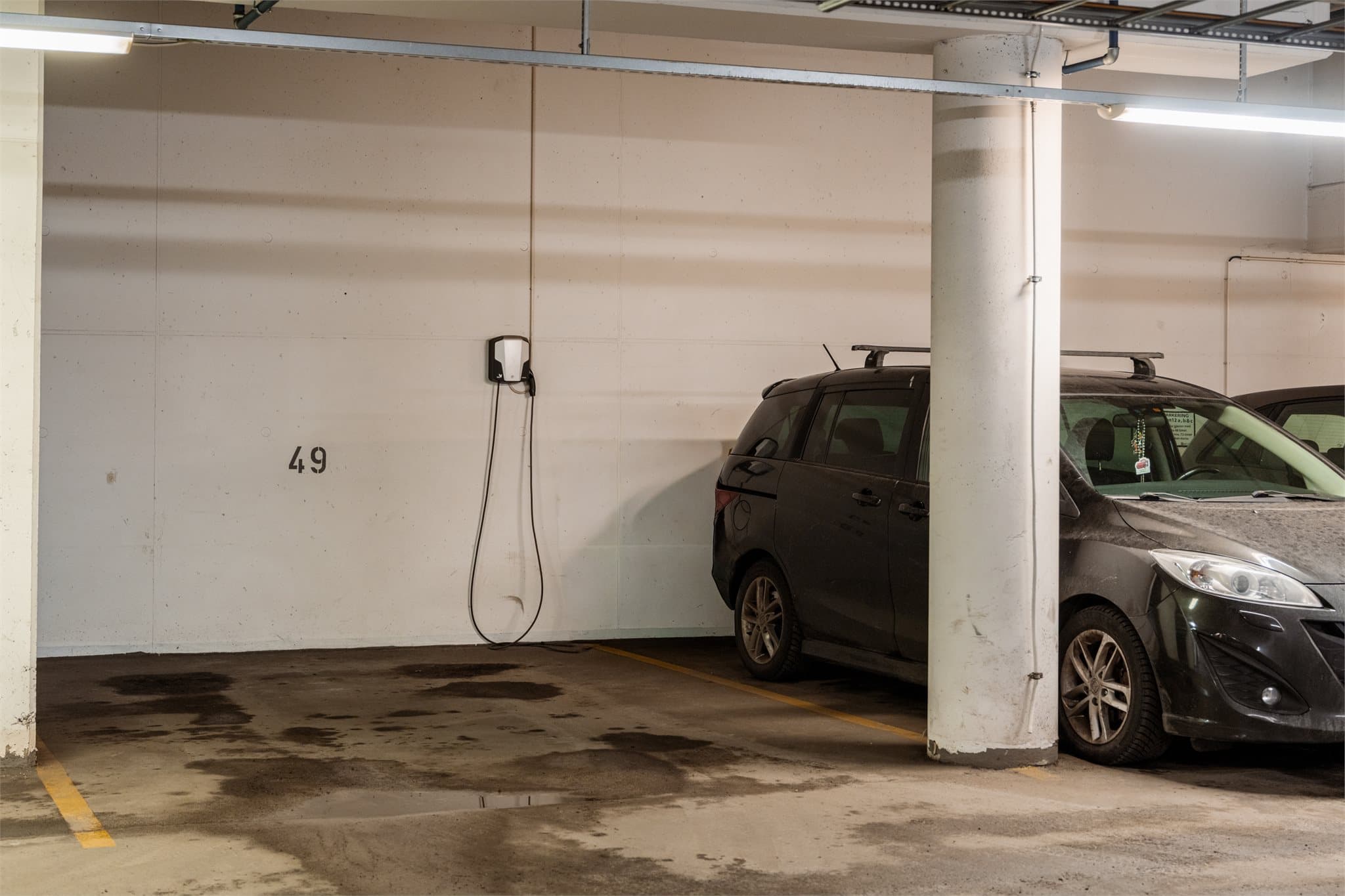 Garasjeplass nr. 49 med lader følger med leiligheten, og porten kan åpnes via mobil. Herfra er det heis til leilighetsplan.