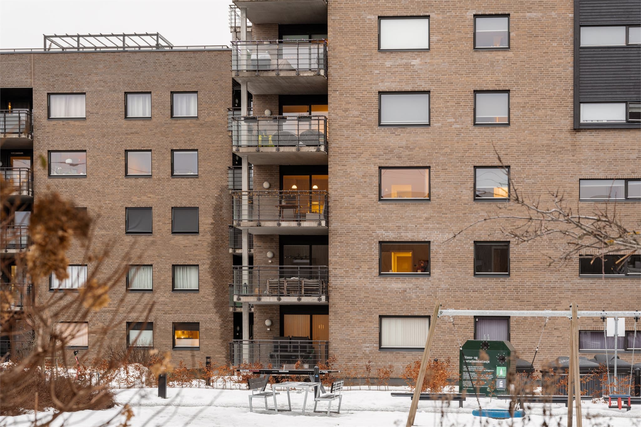 Barnevennlig uteområde med lekeplass.