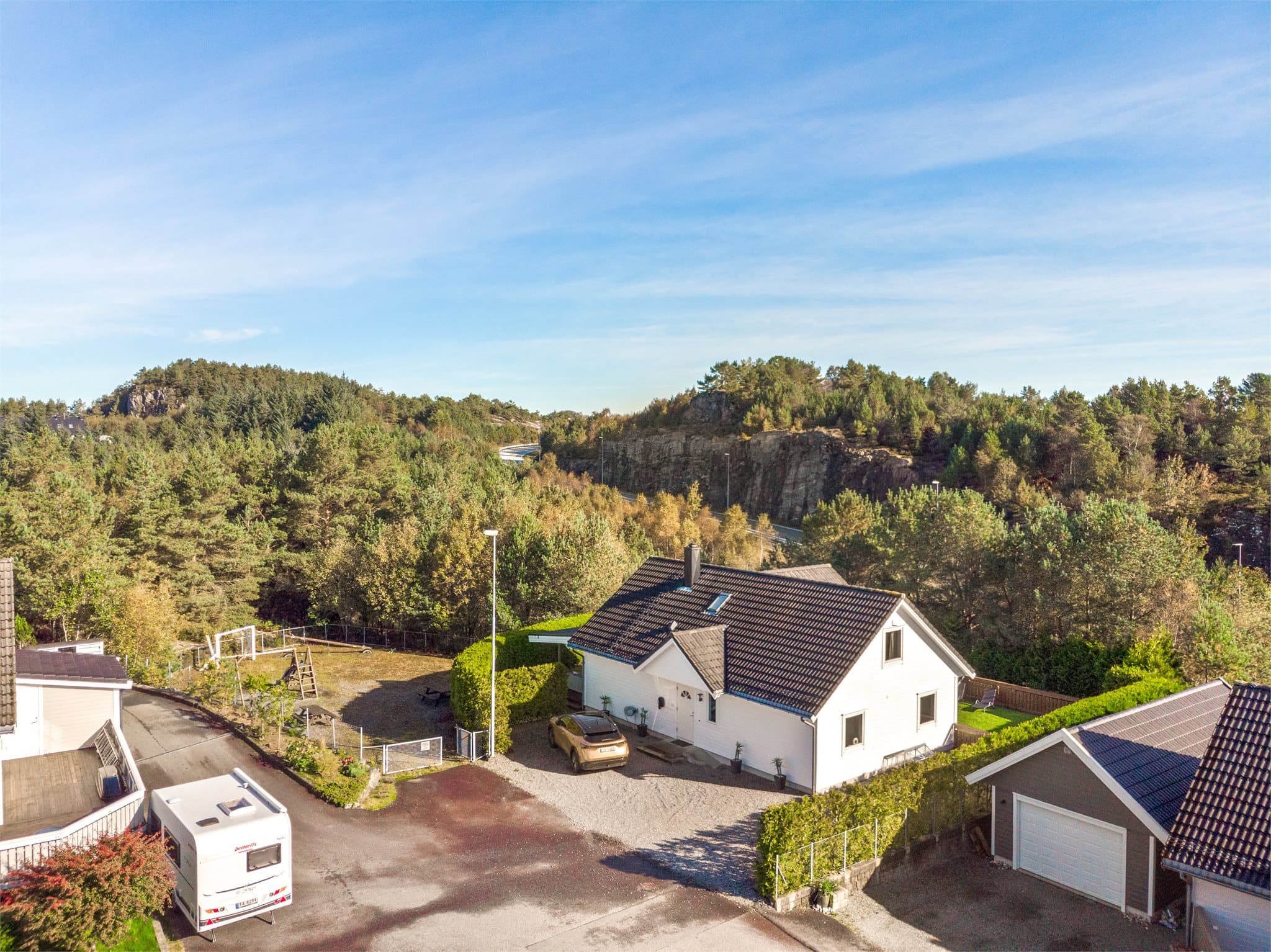- Tomt på 767m² med gode parkeringsmuligheter for flere biler -