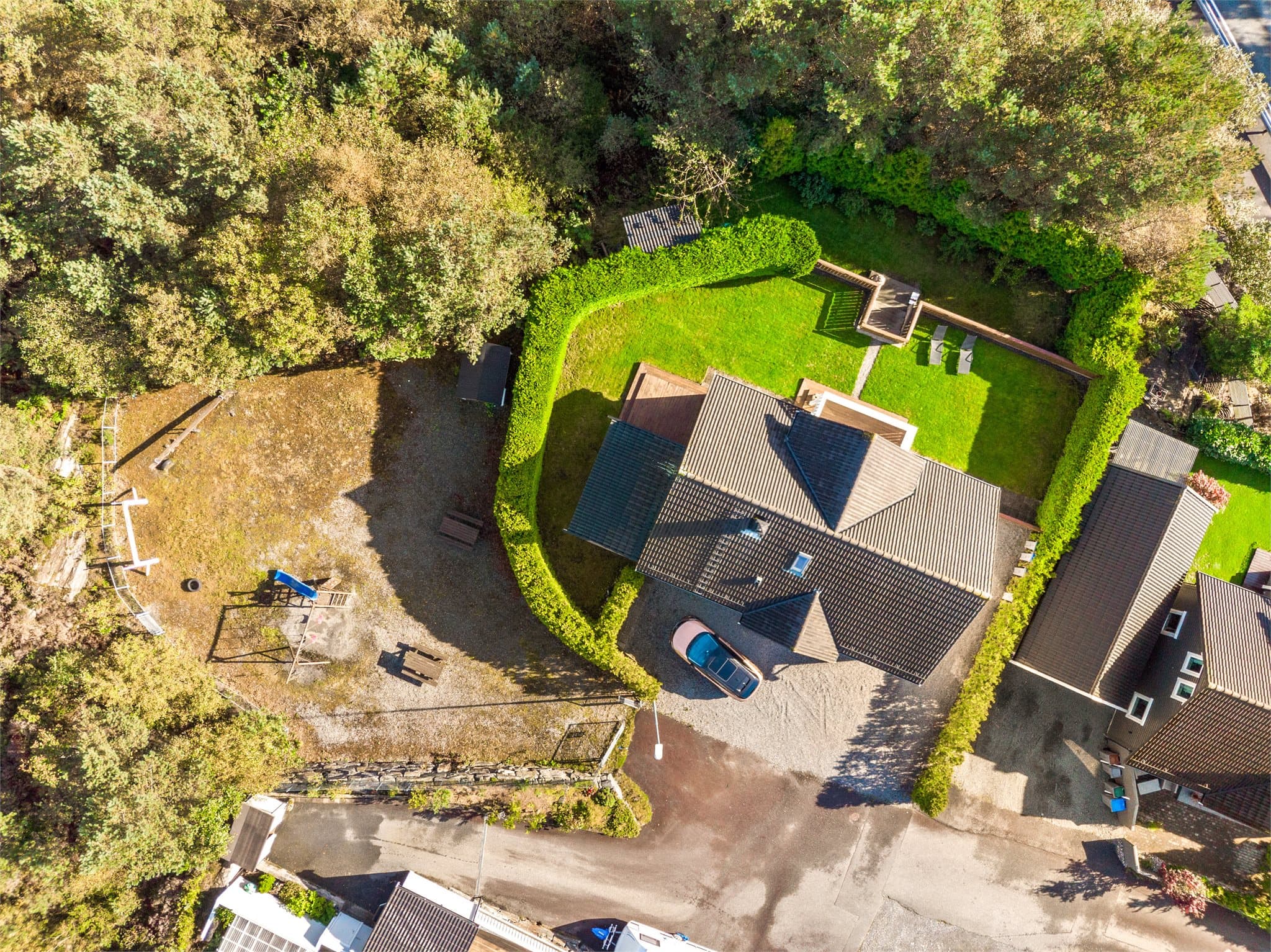 - En flott enebolig på en pent opparbeidet tomt, med stort hage- og terrasseareal -