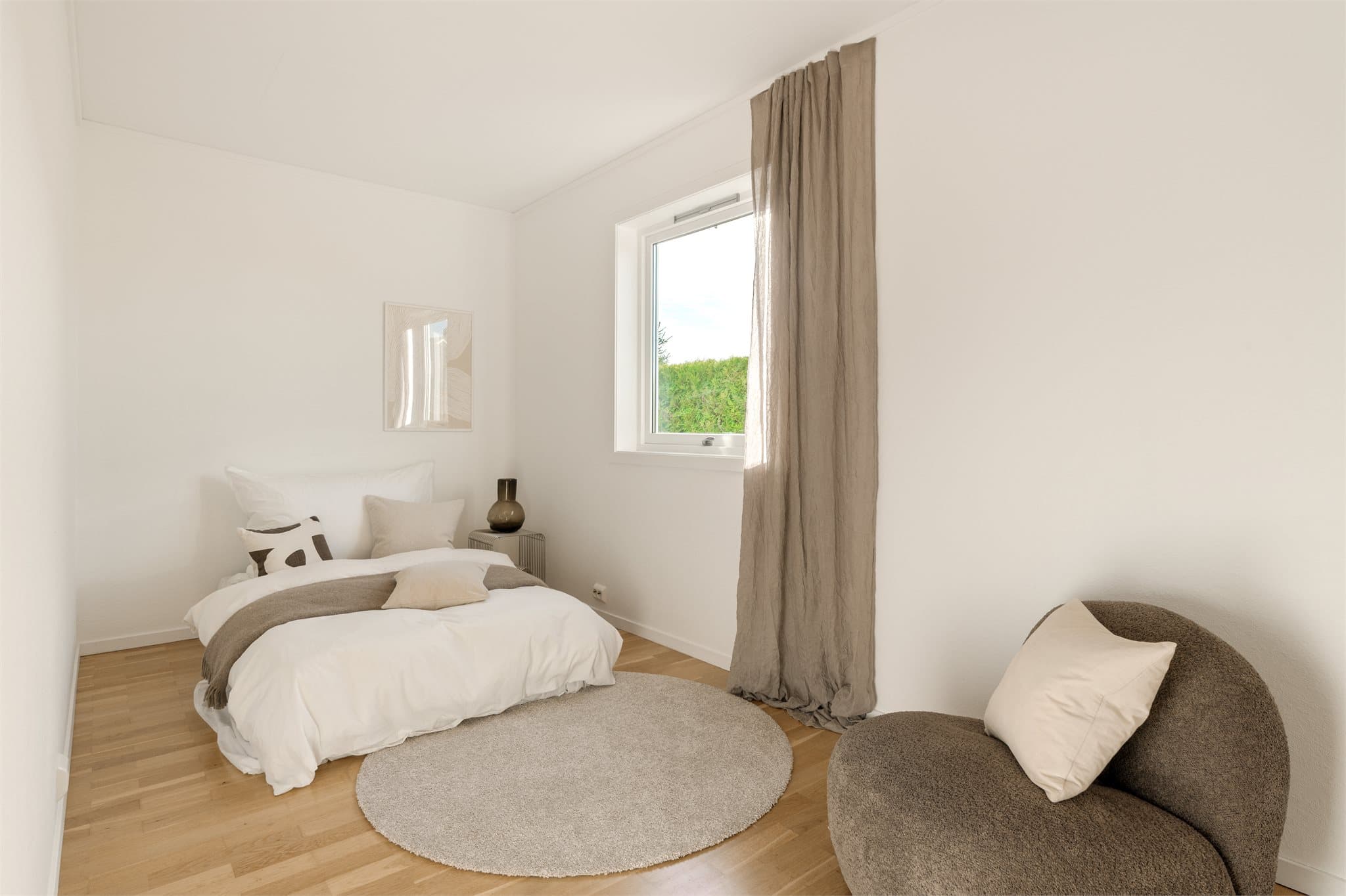- Det andre soverommet i 1. etasje måler 9,7m² -