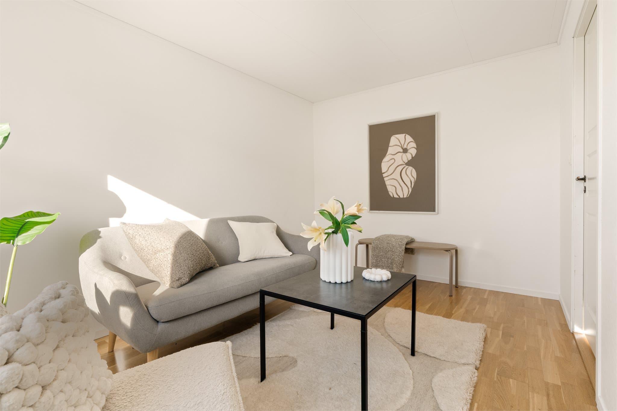 - Første soverom i 1. etasje måler 11,1m² og gir god plass til ønsket innredning -