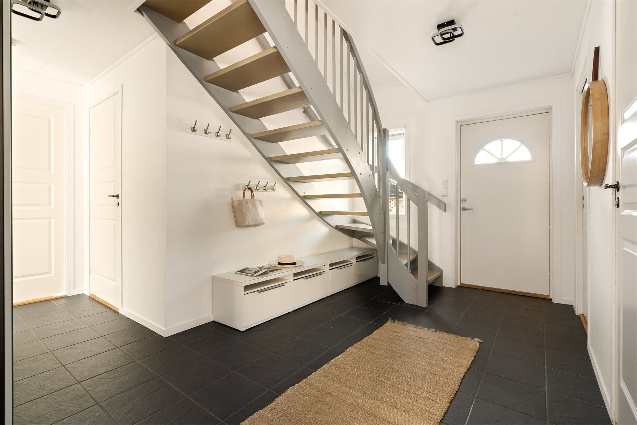 - Romslig entré på 13m² med gulvvarme -