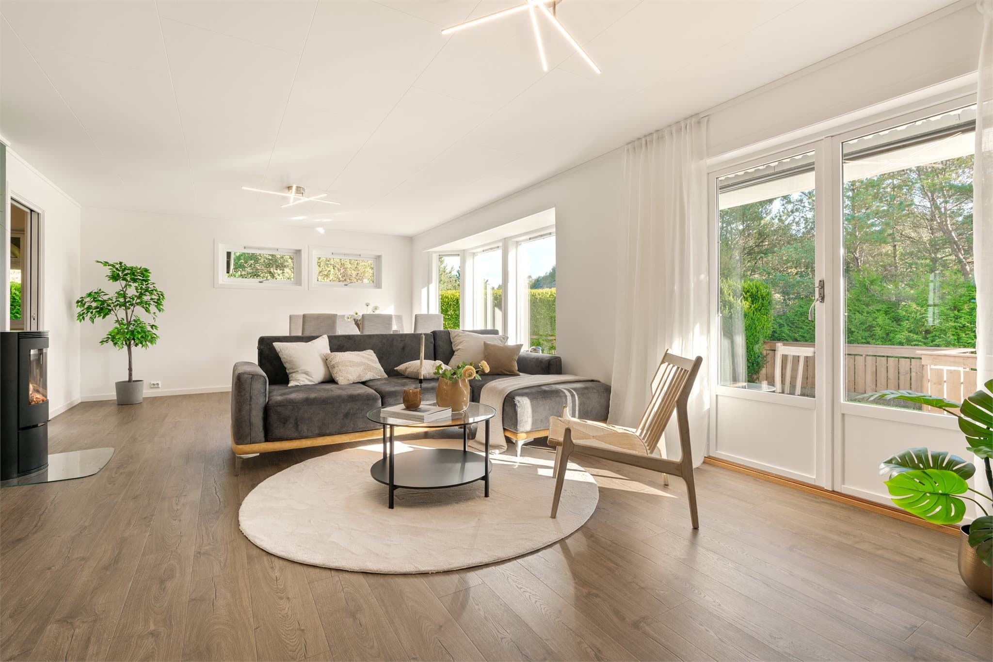 - Boligen har et totalt BRA-i på 145m² og inneholder entré, vaskerom, bod, 2 bad, trapp/mellomgang, 3 soverom, kontor, stue og kjøkken -