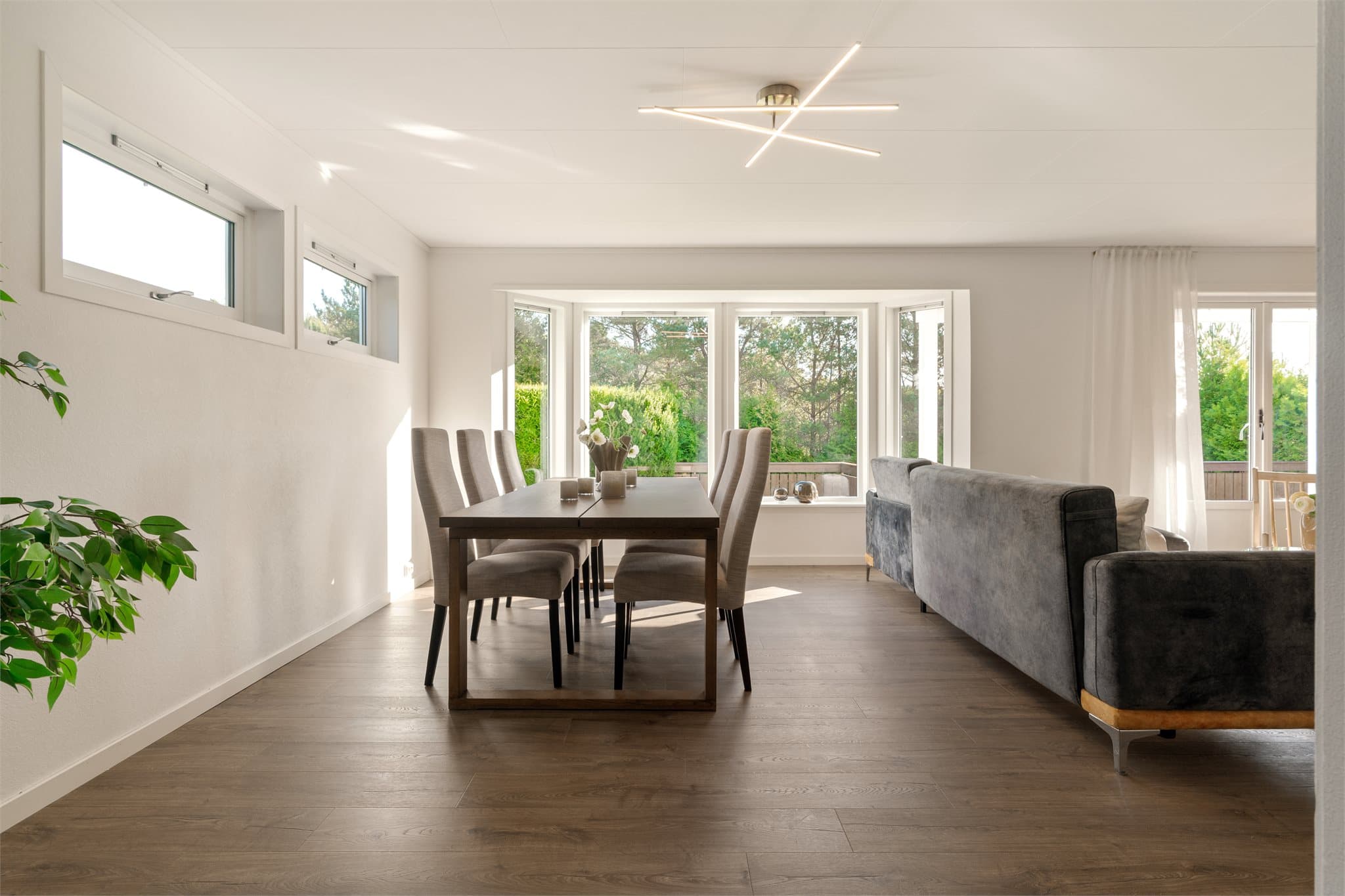 - Utformingen gir rom for sofa og spisegruppe i hver sin naturlige sone -