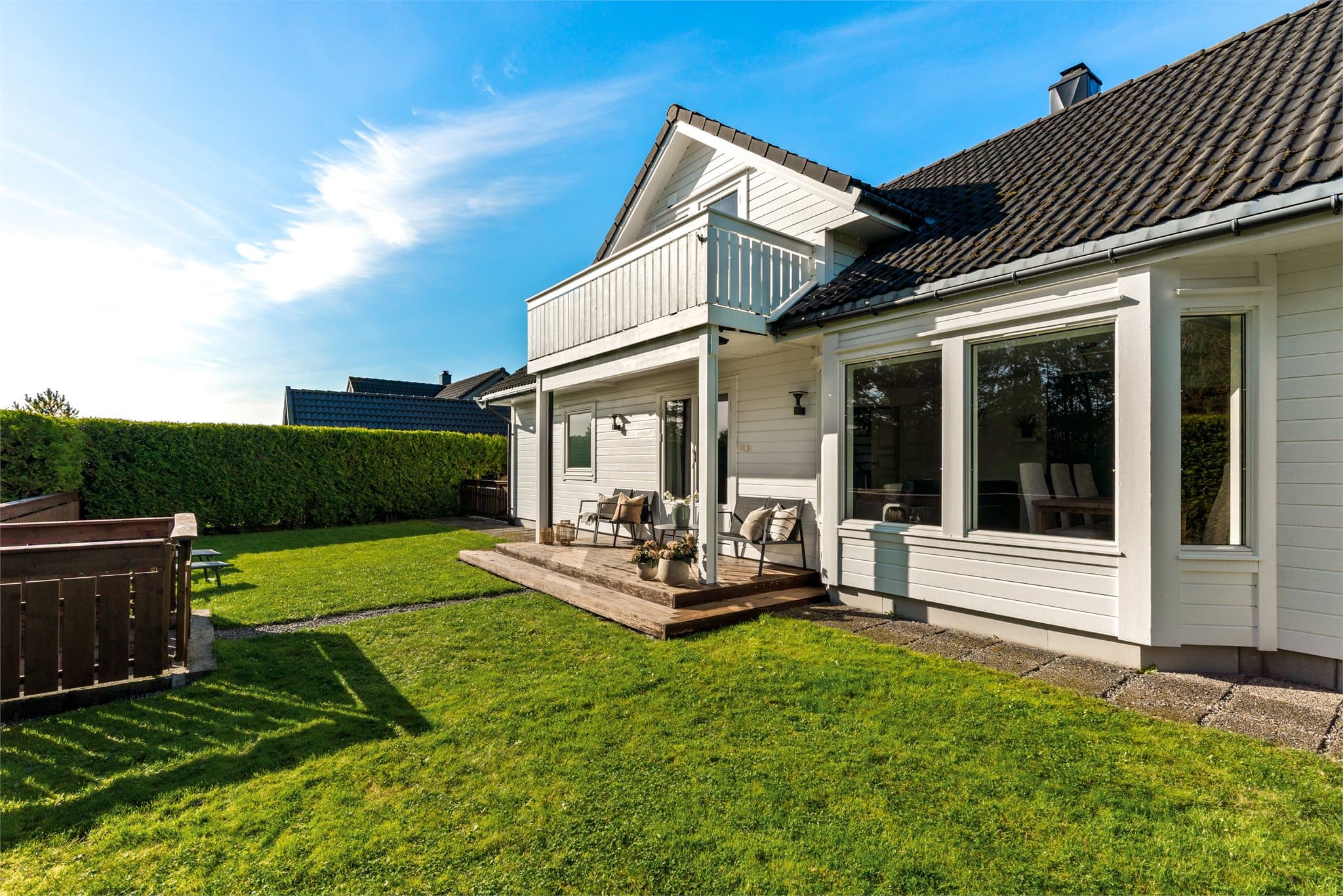 - Boligen omringes av hage og flotte terrasser for sene kvelder og sosiale stunder -
