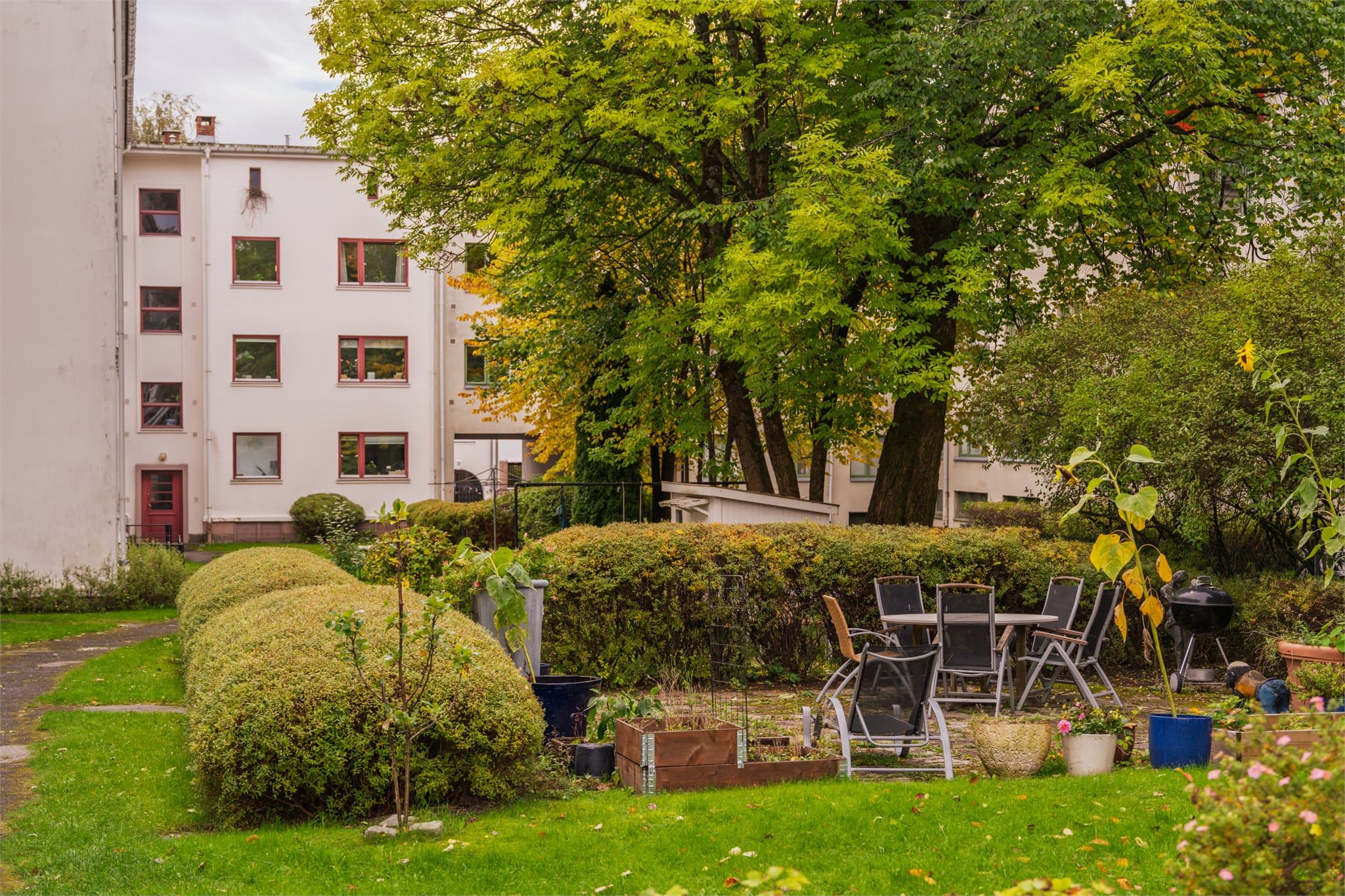Leiligheten er del av et veldrevet borettslag med to rolige og skjermede bakgårder.