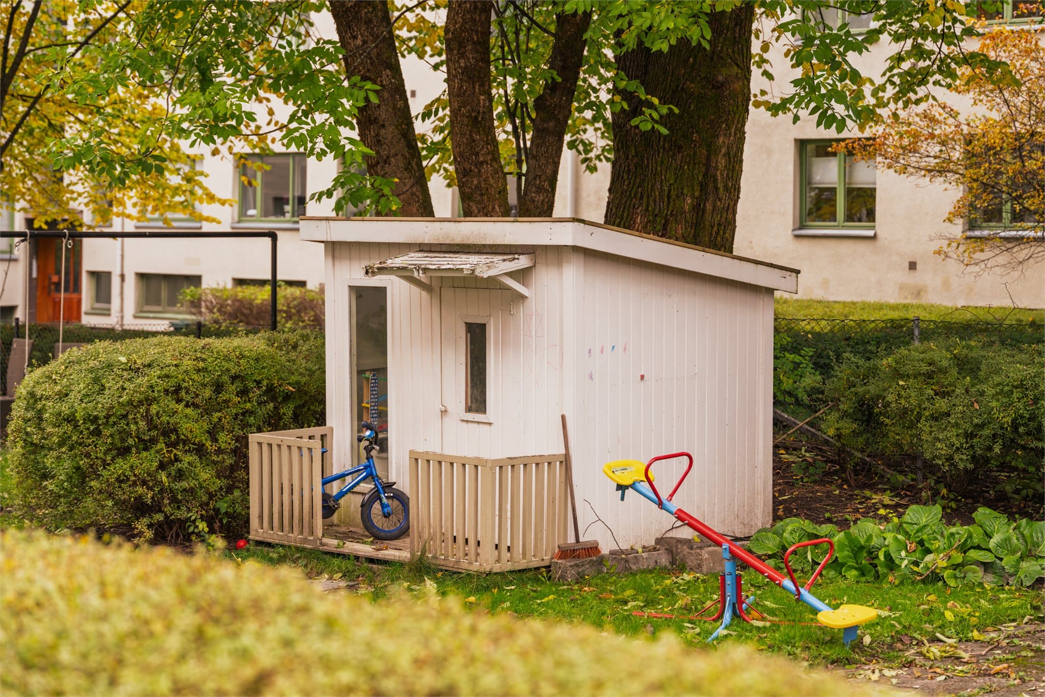Området er barnevennlig, med lekeplass i den ene av bakgårdene.
