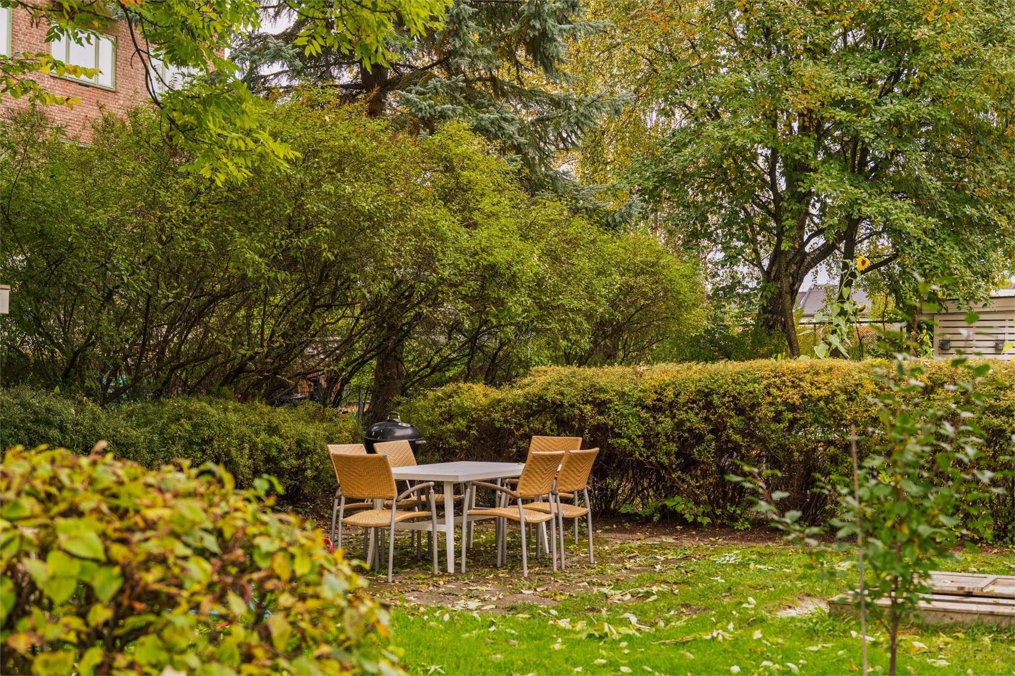 Borettslaget har store, velholdte fellesarealer med gressplen og beplantning.