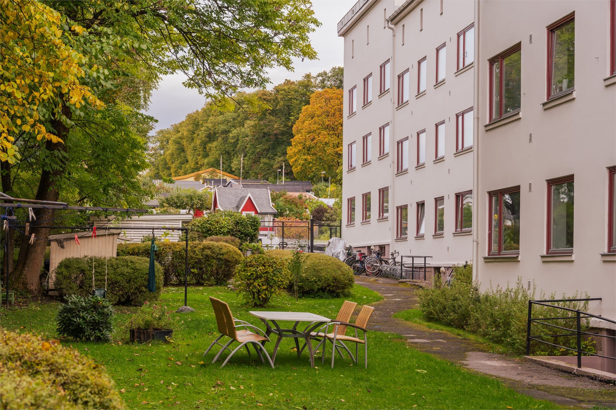 I tillegg til to bakgårder disponerer beboerne et felles tørkeloft.