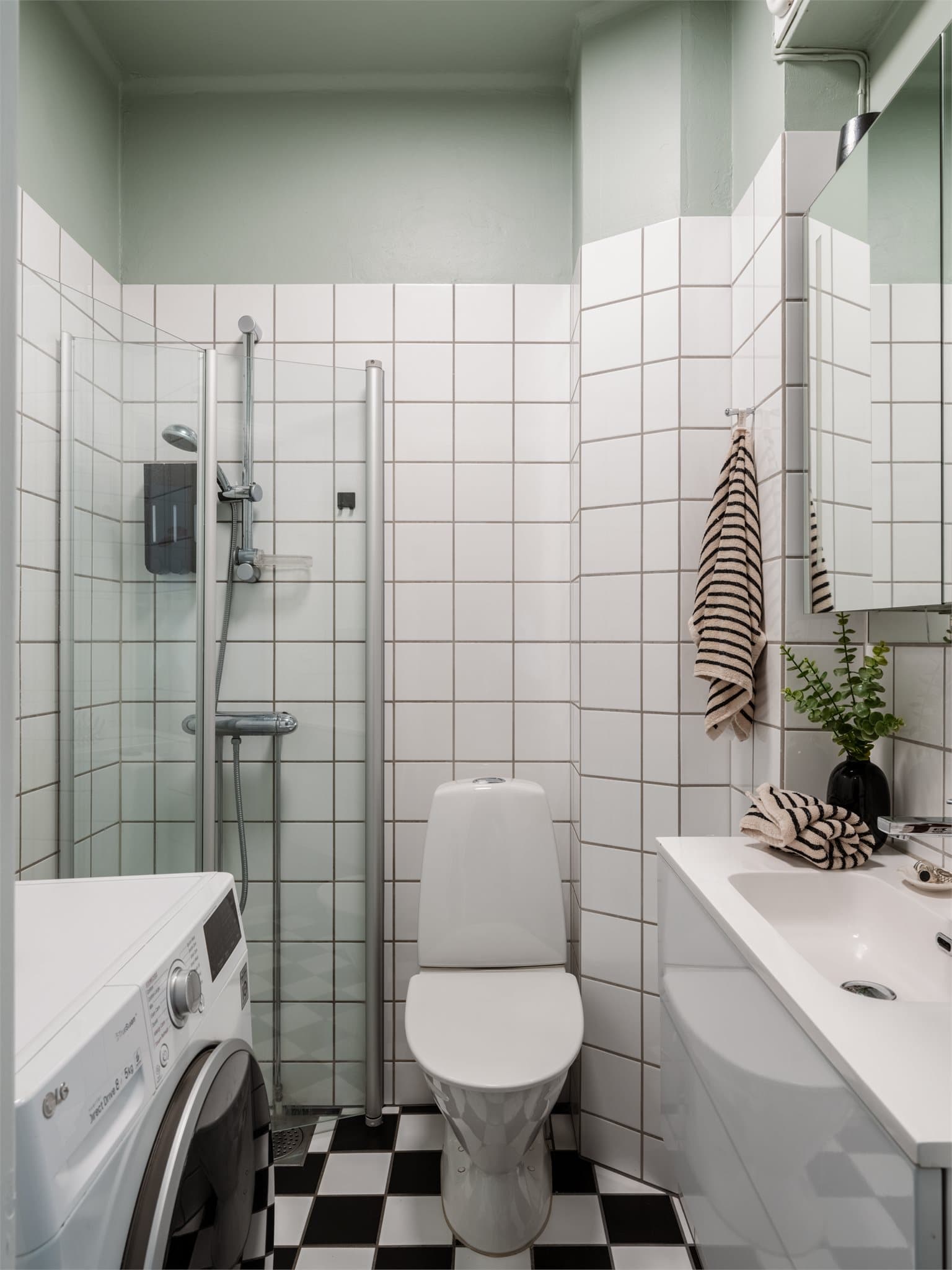 Flislagt bad med elektrisk gulvvarme og opplegg for vaskemaskin.
