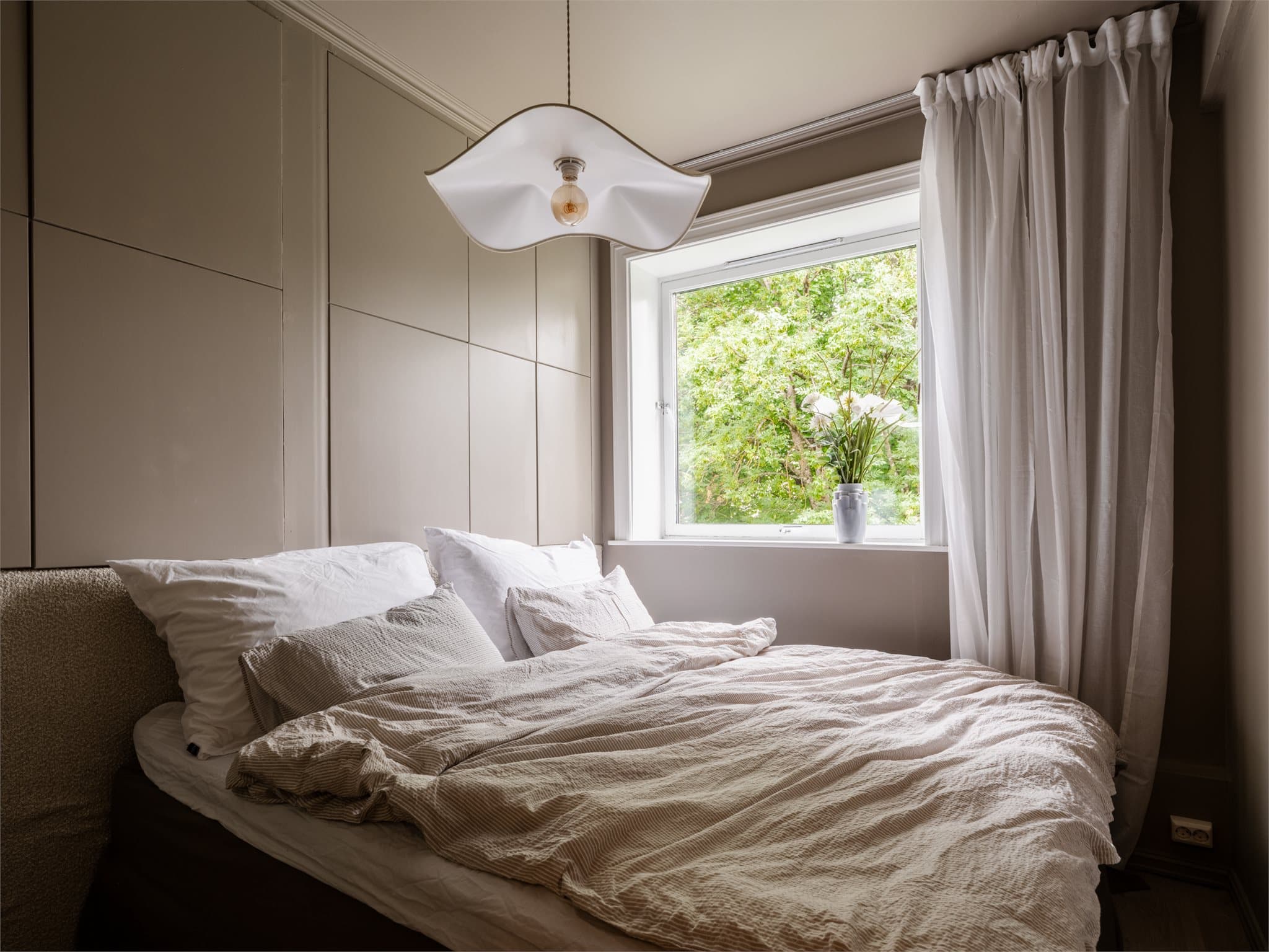 Hovedsoverommet har god plass til dobbeltseng, her med 1.80 seng.