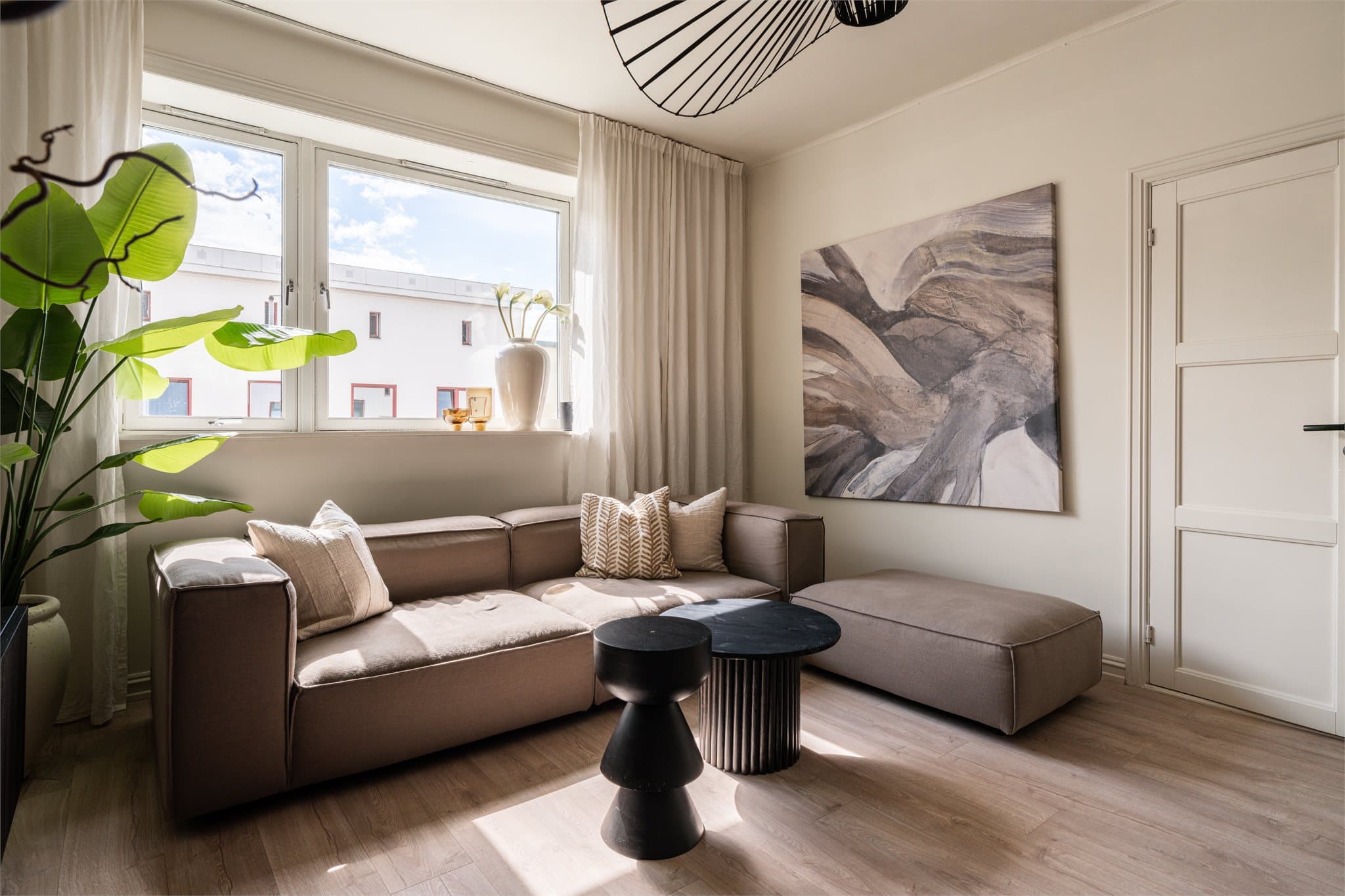 Det er god plass til en stor sofa med tilhørende møbler.