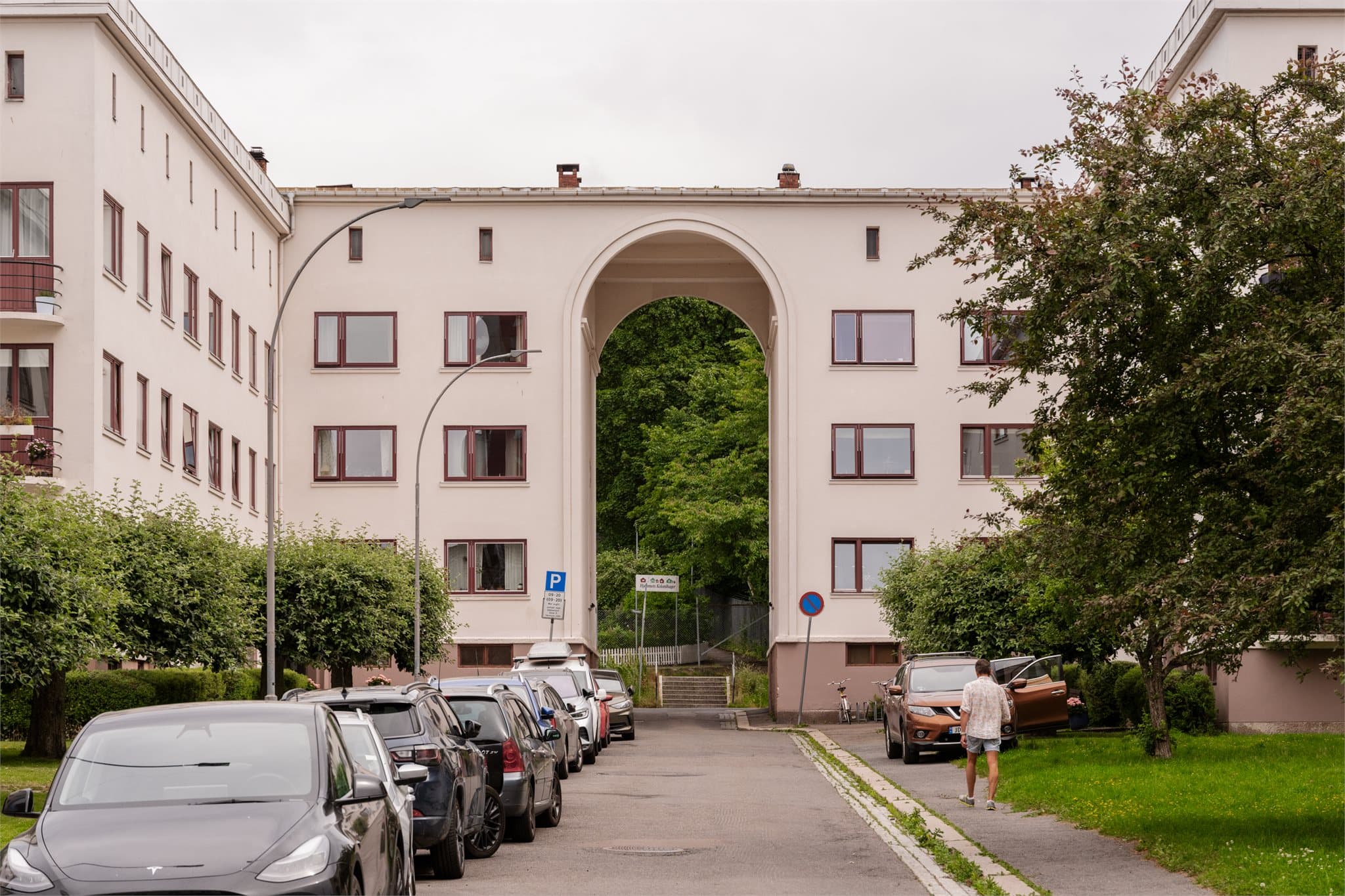 Fra boligen går du rett ut i denne flotte gata med utgang rett ut mot parken og kolonihagen.