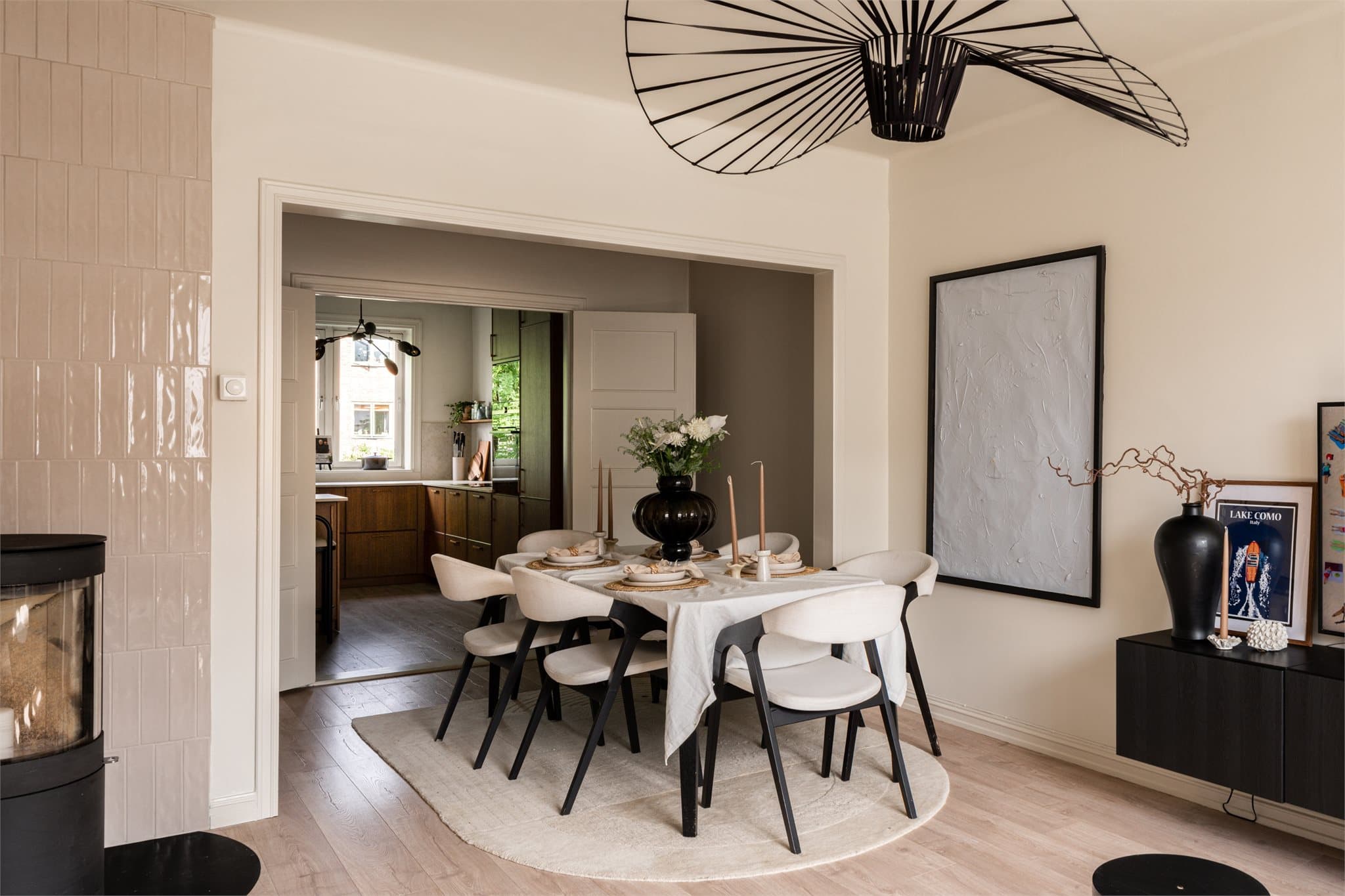 Det er god plass til et langbord hvor du kan invitere til hyggelige middagsselskaper.