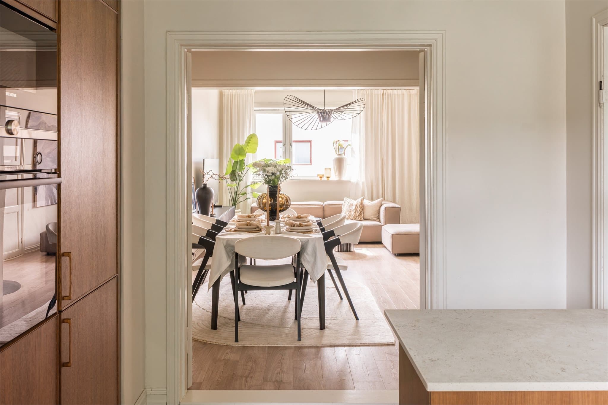 Via doble fløydører kommer du inn i spisestuen og stuen.