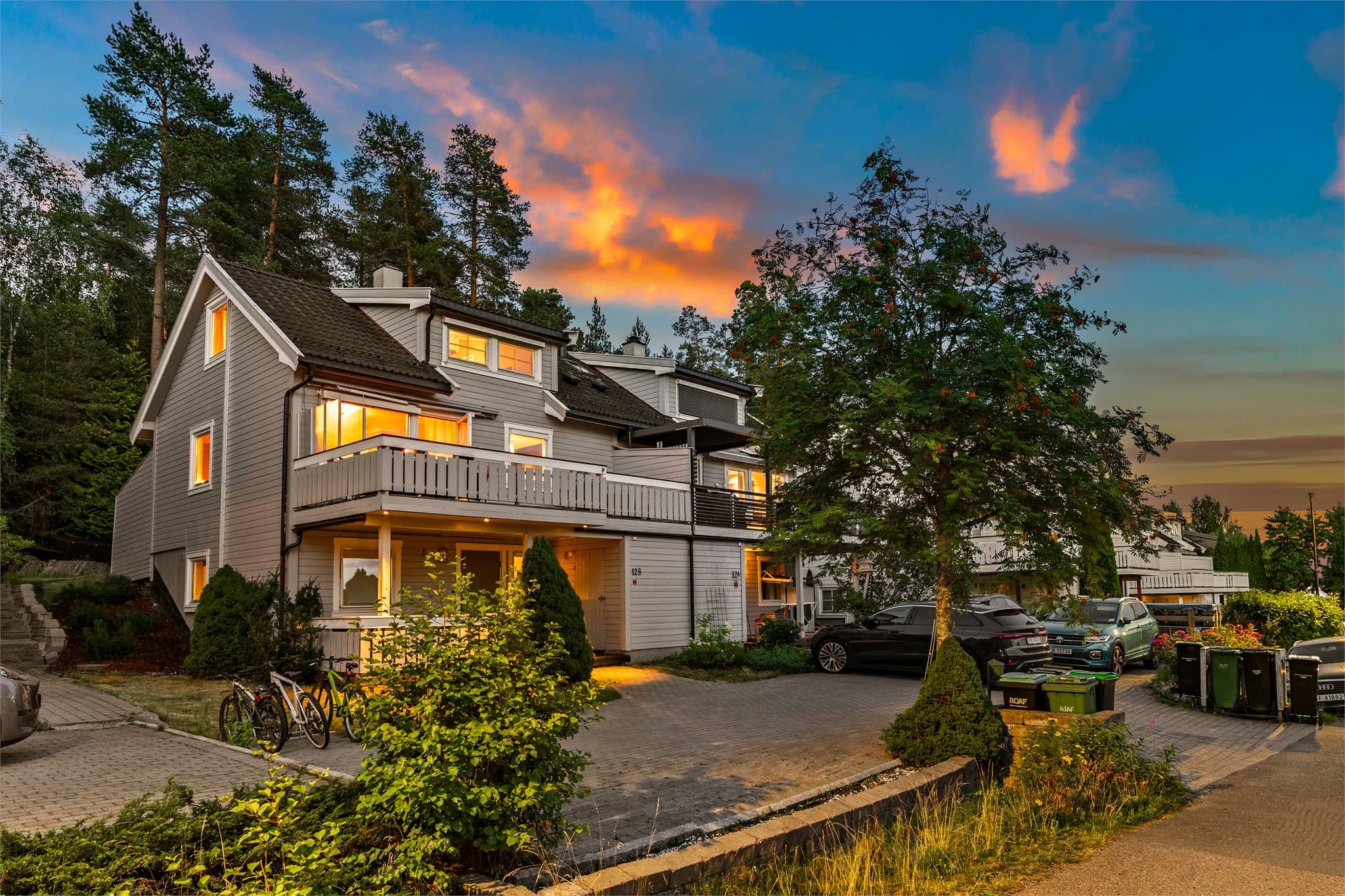 Emera eiendomsmegling har gleden av å presentere Hattemakerlia 12B, en pen og innholdsrik halvpart av tomannsbolig fra 2000, beliggende på barnevennlige Brånåsen!