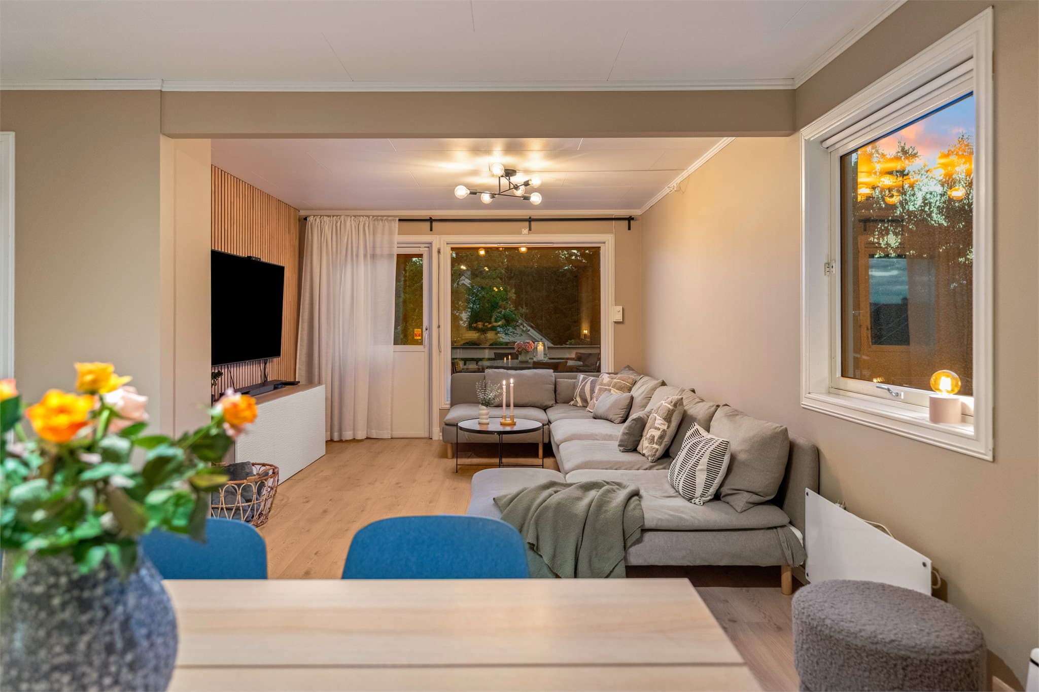 Egen sofakrok med plass til sofa, sofabord og tv-møblement.