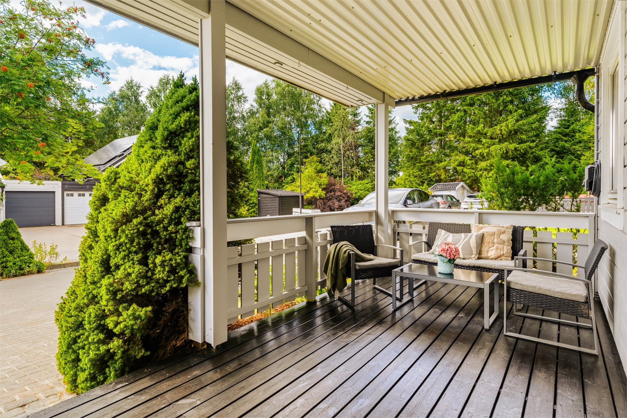 Du ønskes velkommen av et hyggelig inngangsparti med terrasse på ca. 13 kvm.