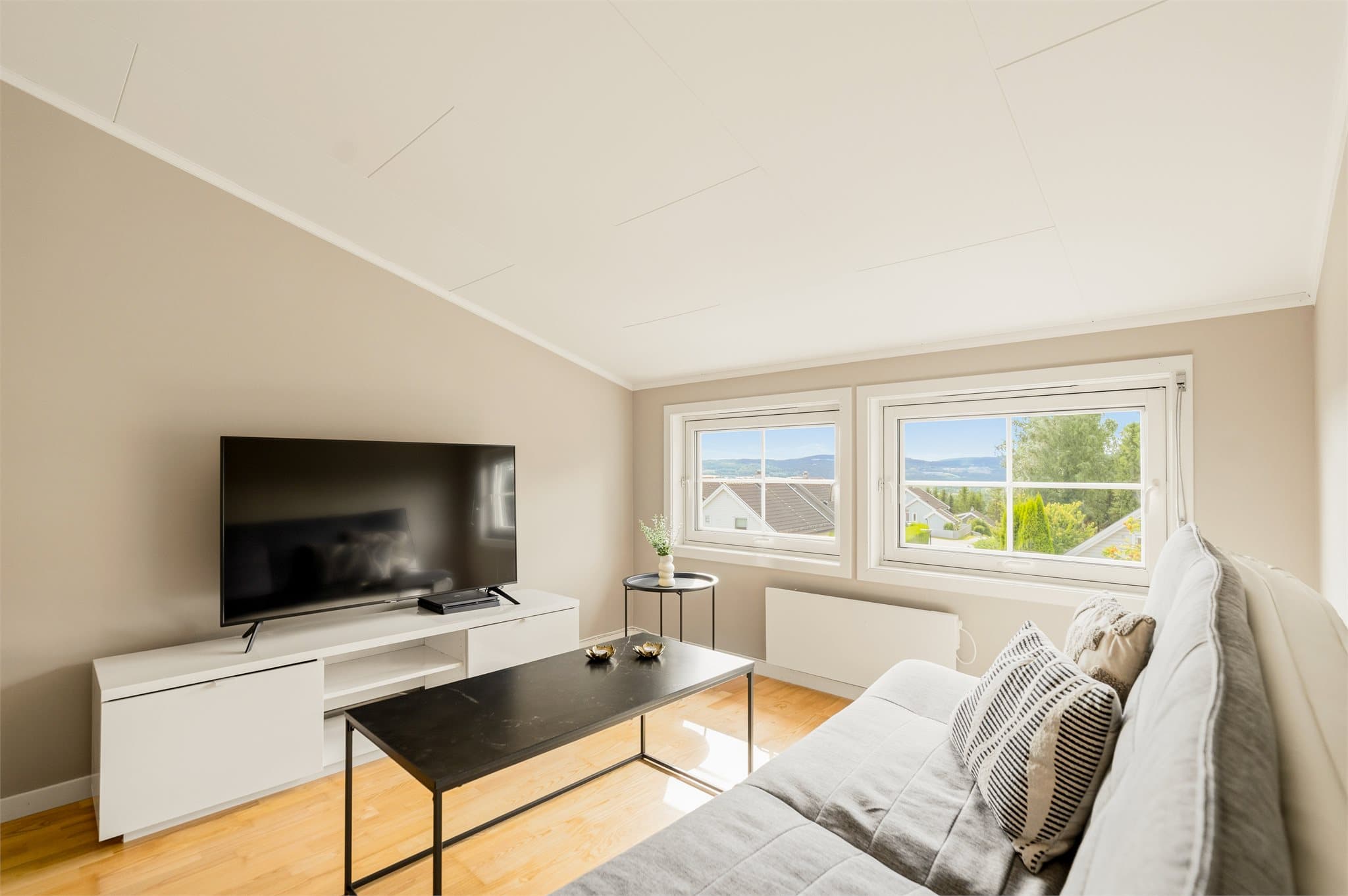 Plass til sofa og tv-møblement.