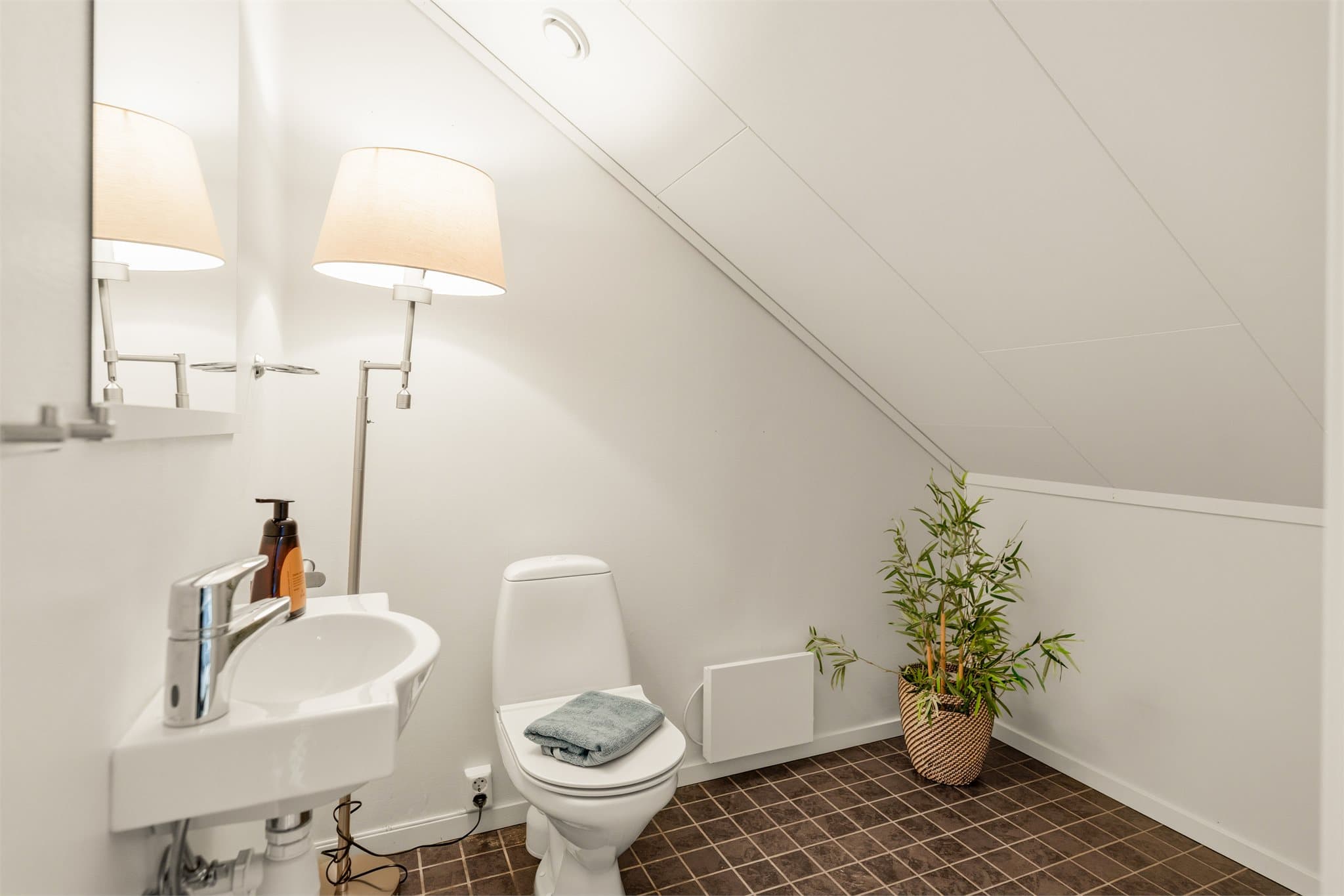 Praktisk toalett som er innredet med servant og toalett.
