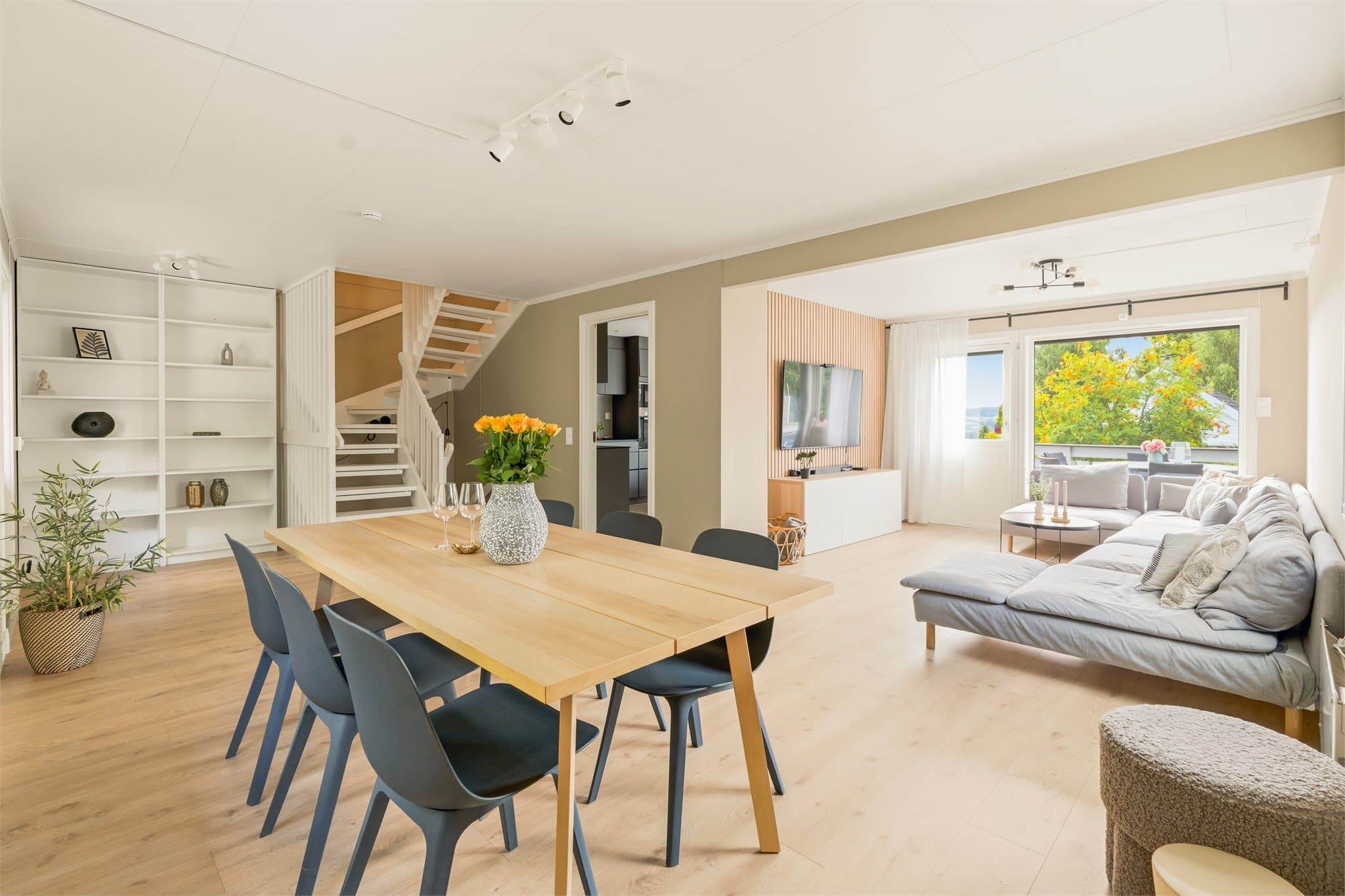 Boligens naturlige samlingspunkt med stue og spisestue. Her er det soner for både sofa- og spisebord