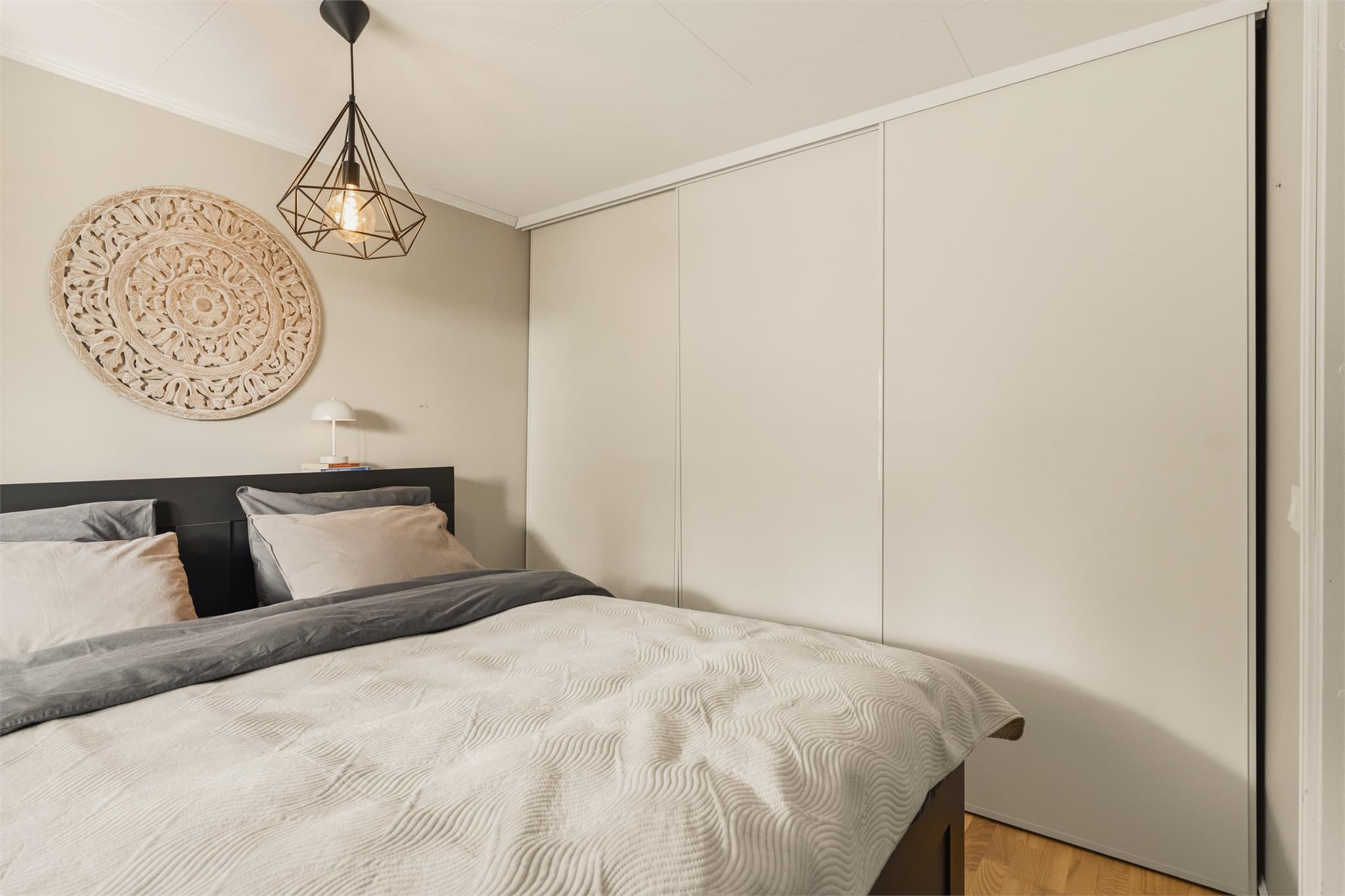 Hovedsoverommet som er innredet med en praktisk skyvedørsgarderobe.