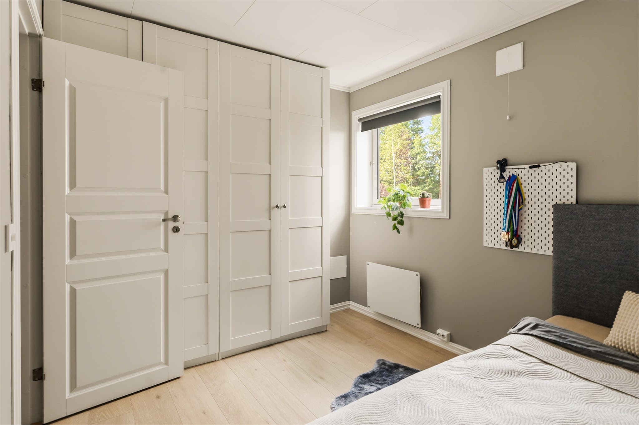 Rommet er innredet med garderobeskap som tilbyr godt med lagringsplass.