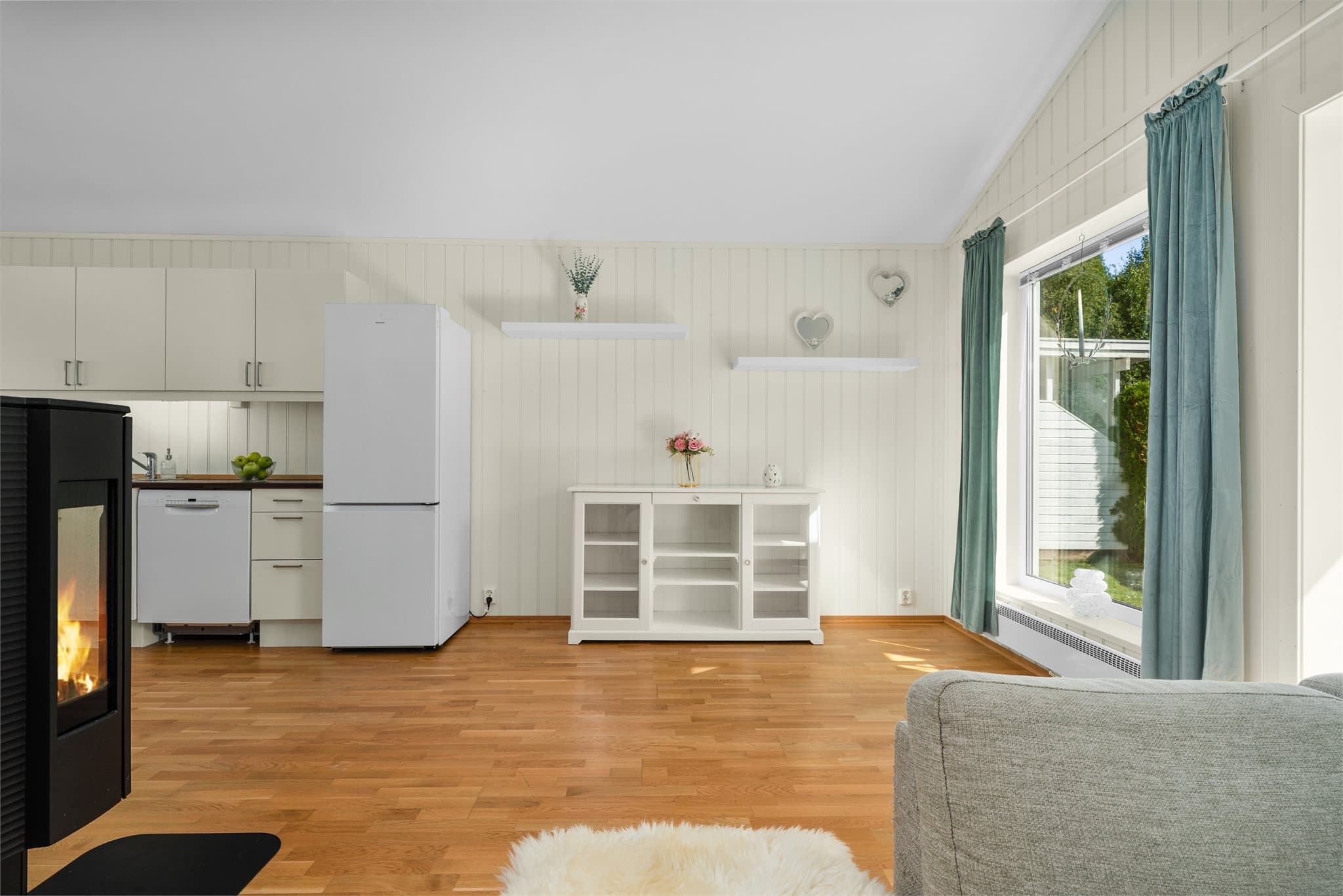 Stue. Det er parkett på gulv og nyere peisovn fra 2024 for ekstra varme og hygge