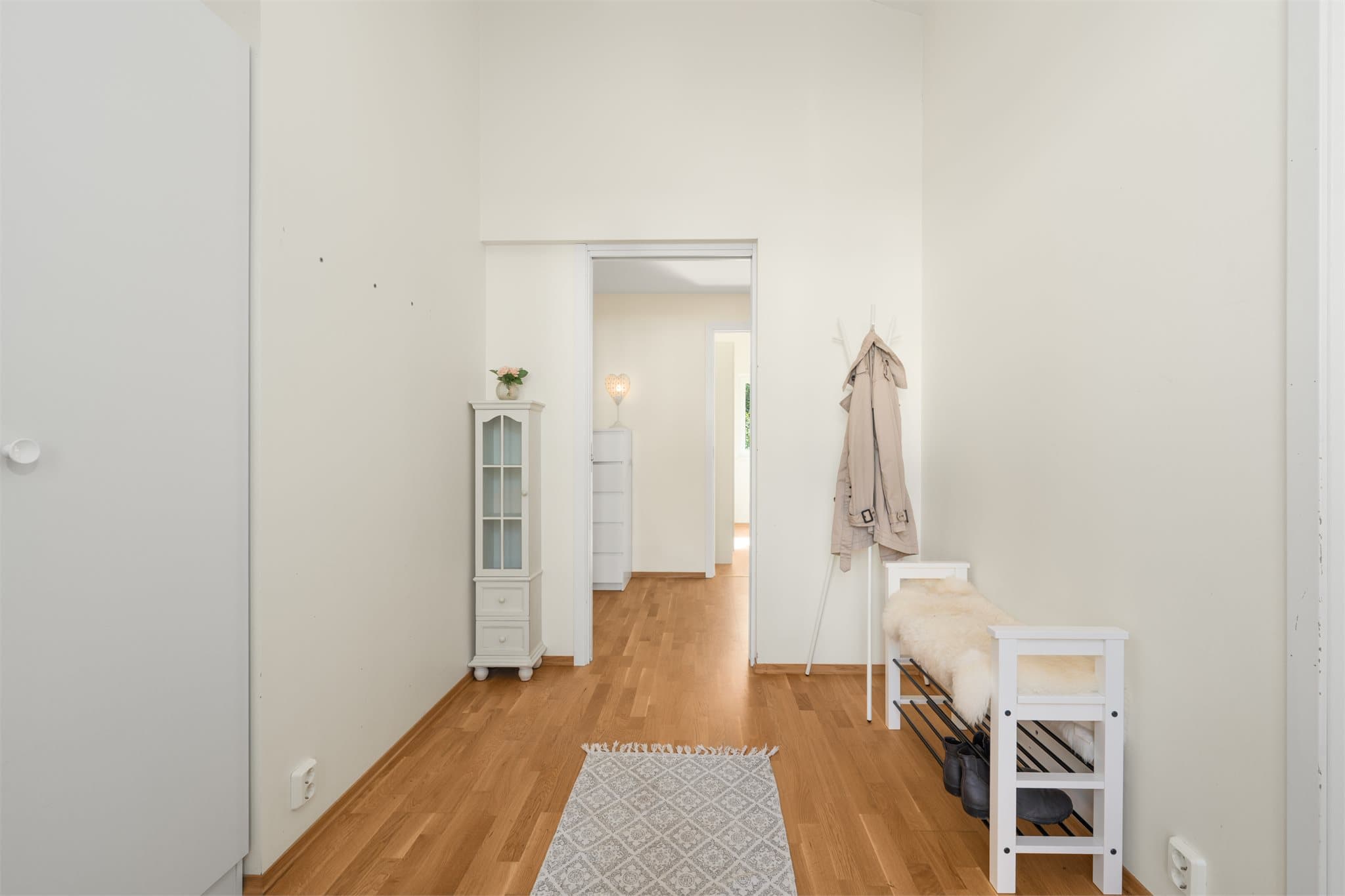 Velkommen inn - stor entré med god plass til garderobeskap