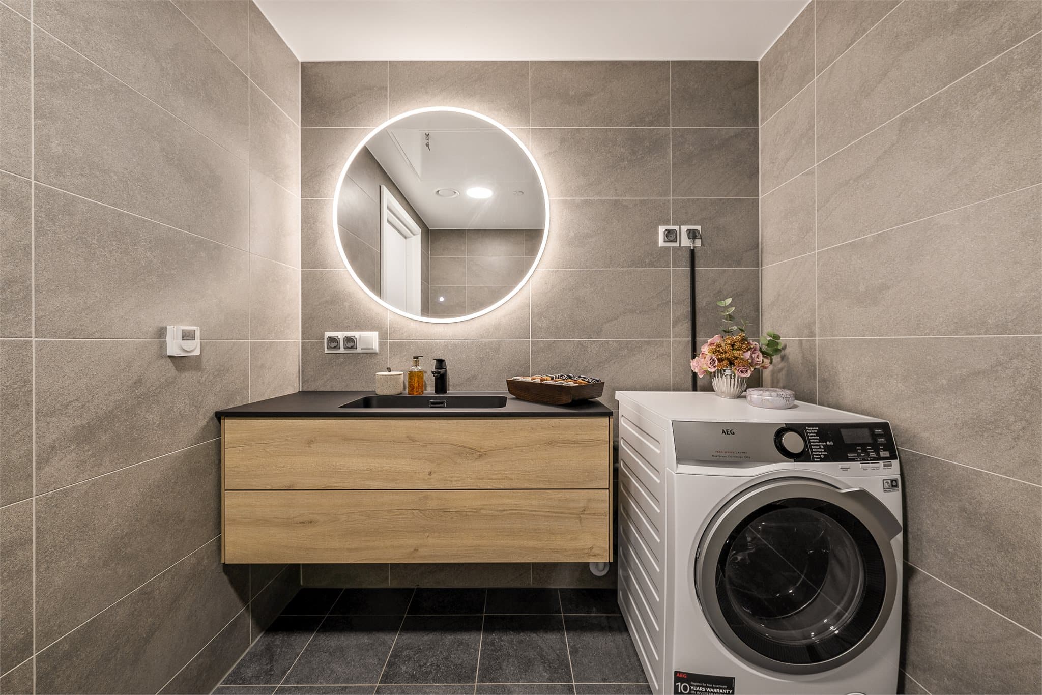 Opplegg for vaskemaskin på bad samt plass for vaskesøyle.