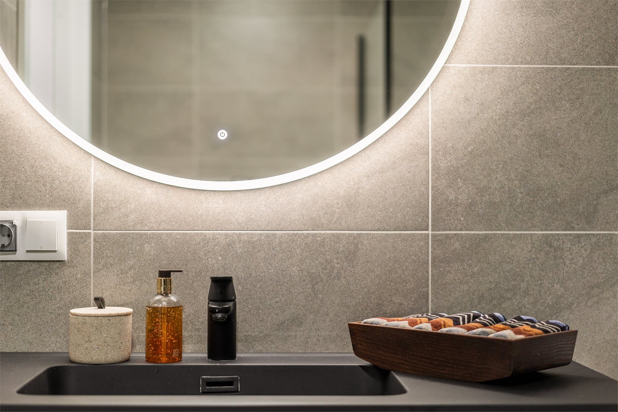 Speil med belysning over vask.