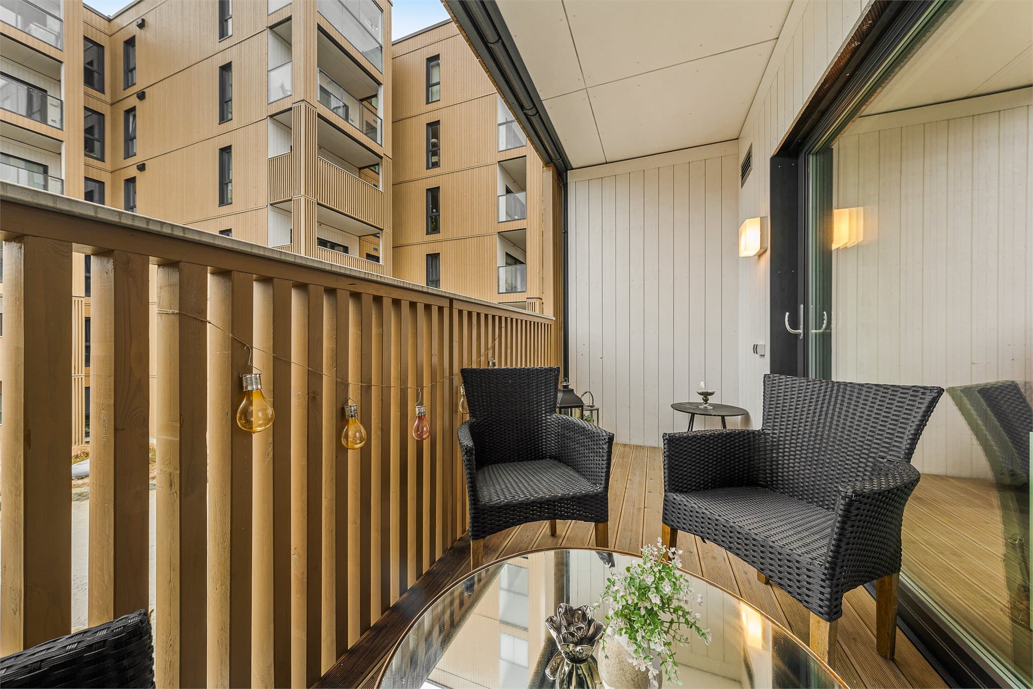 Koselig balkong med plass til utemøblement.