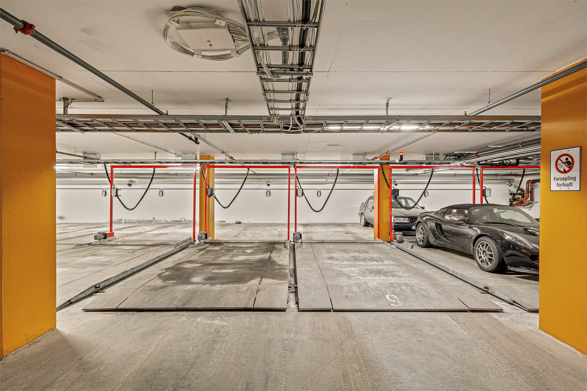 Boligen disponerer en parkeringsplass med elbillader.