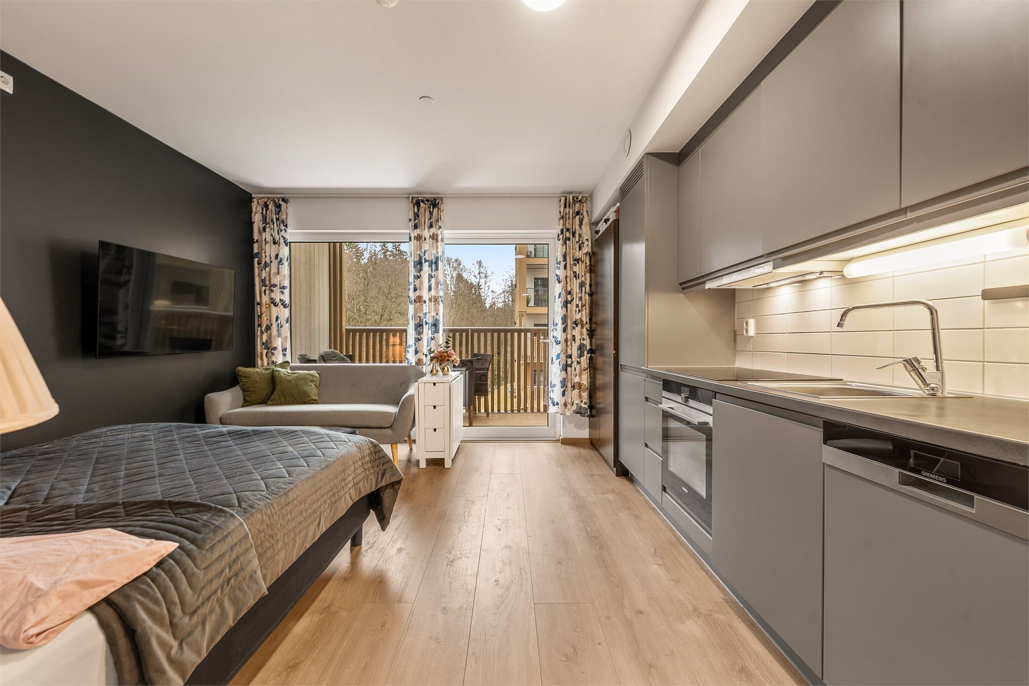 Allrommet har godt lysinnslipp fra store vindusflater.