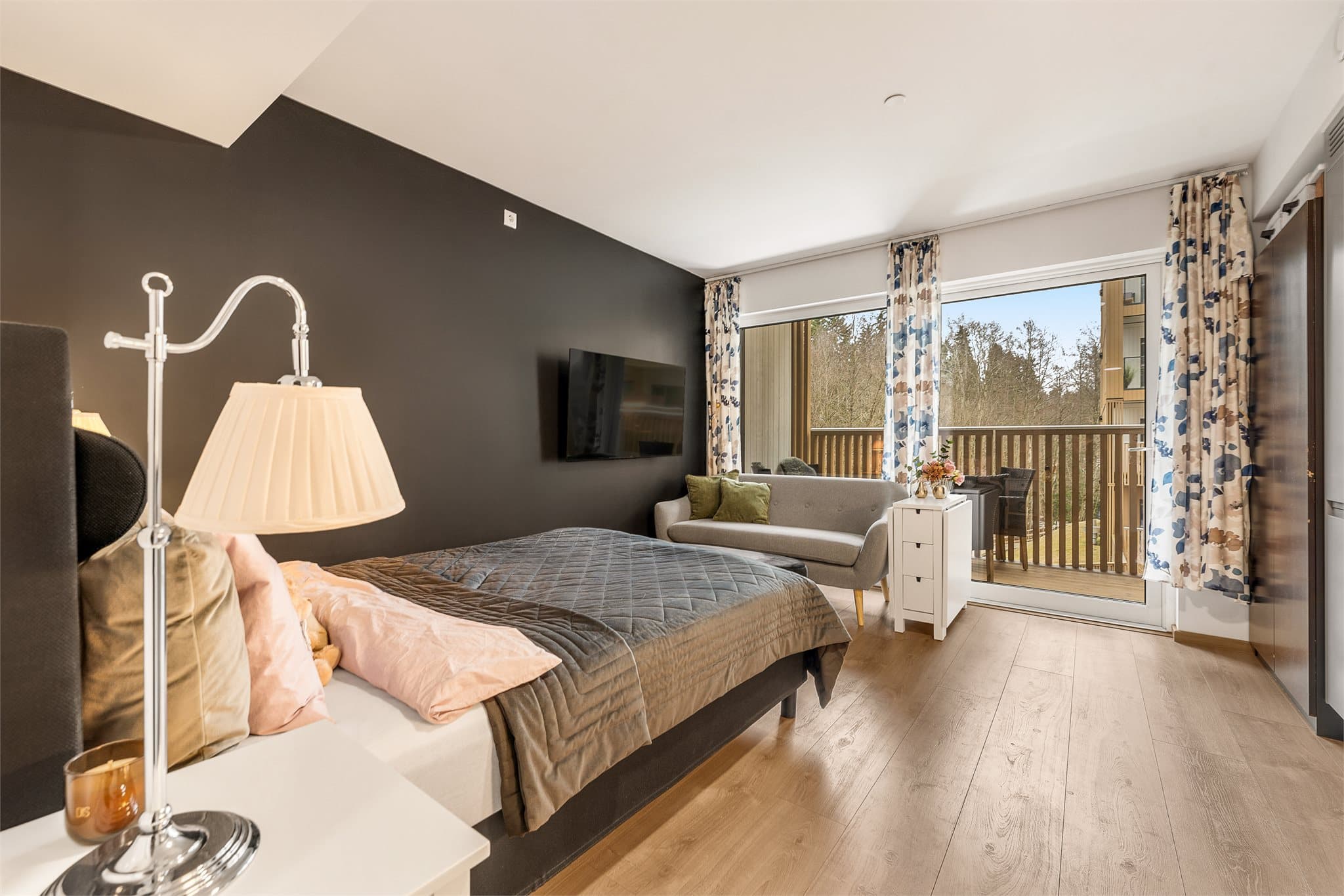 Det er god plass til både sofamøblement og seng.