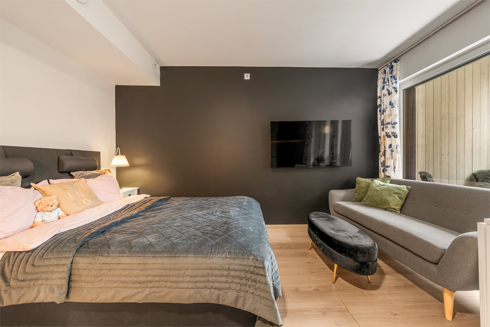 Moderne fargevalg gjør innredningen enkel.