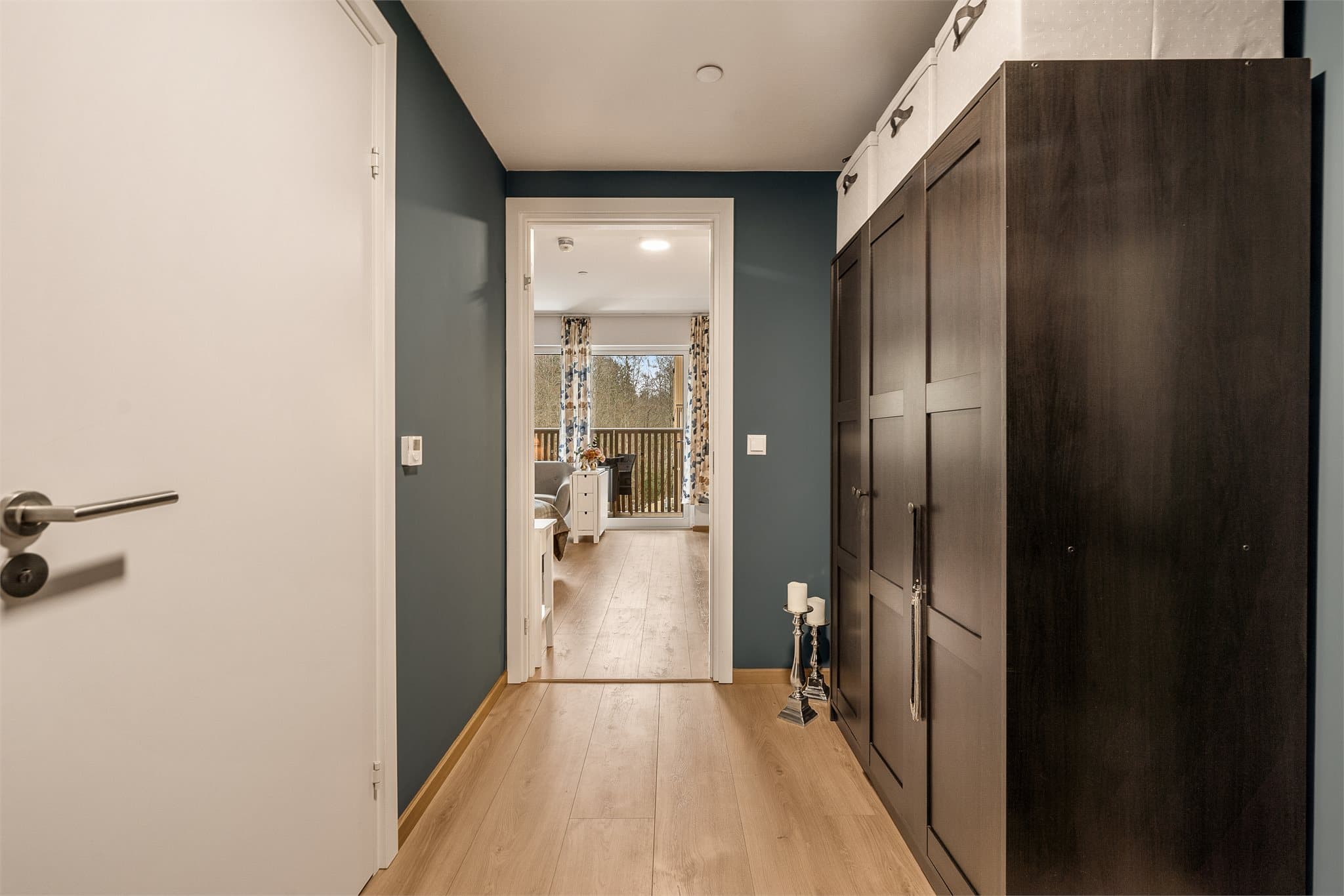 I entré/ gang er det god plass for yttertøy og garderobeskap.