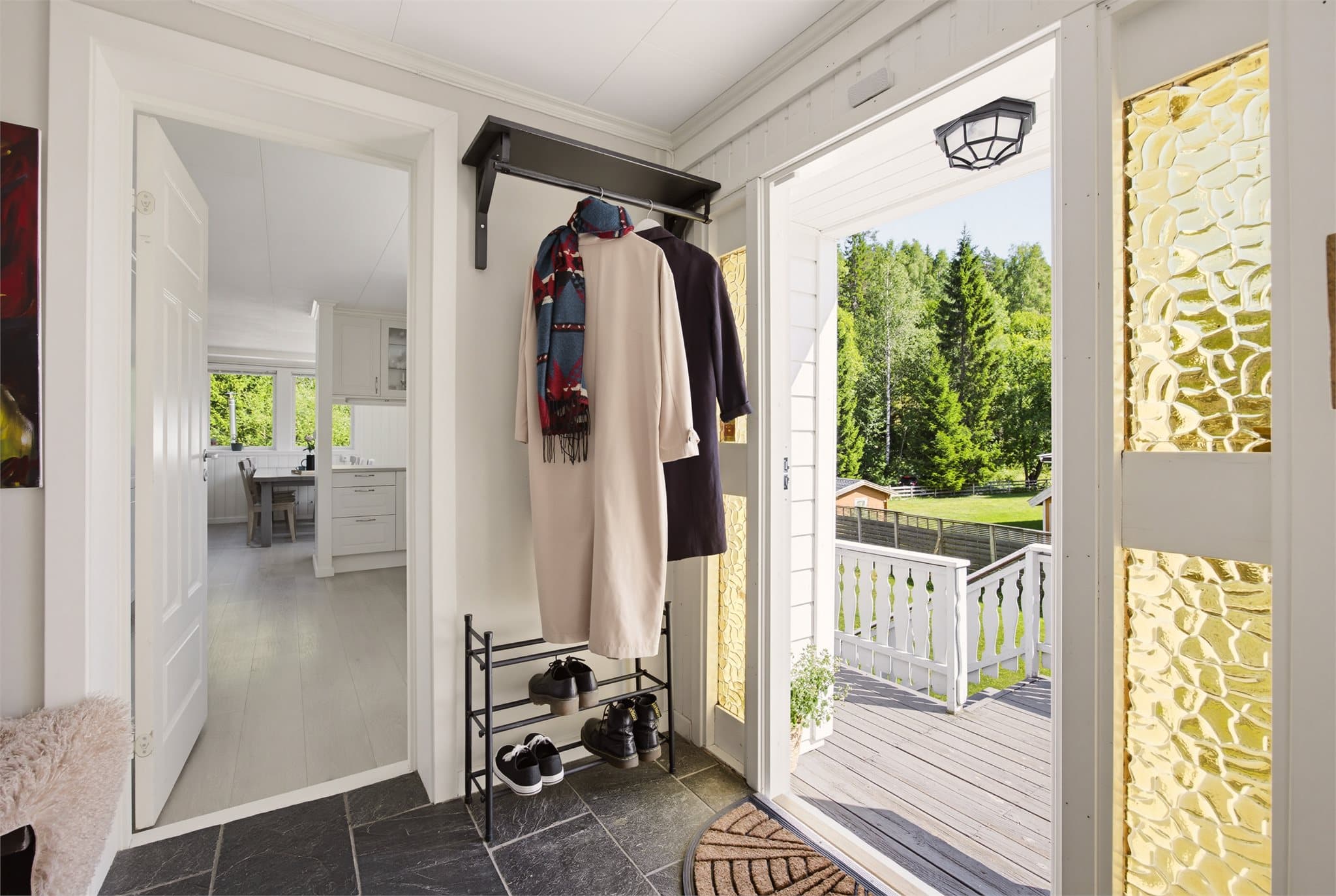 Innbydende entré med plass til oppbevaring av yttertøy og sko.