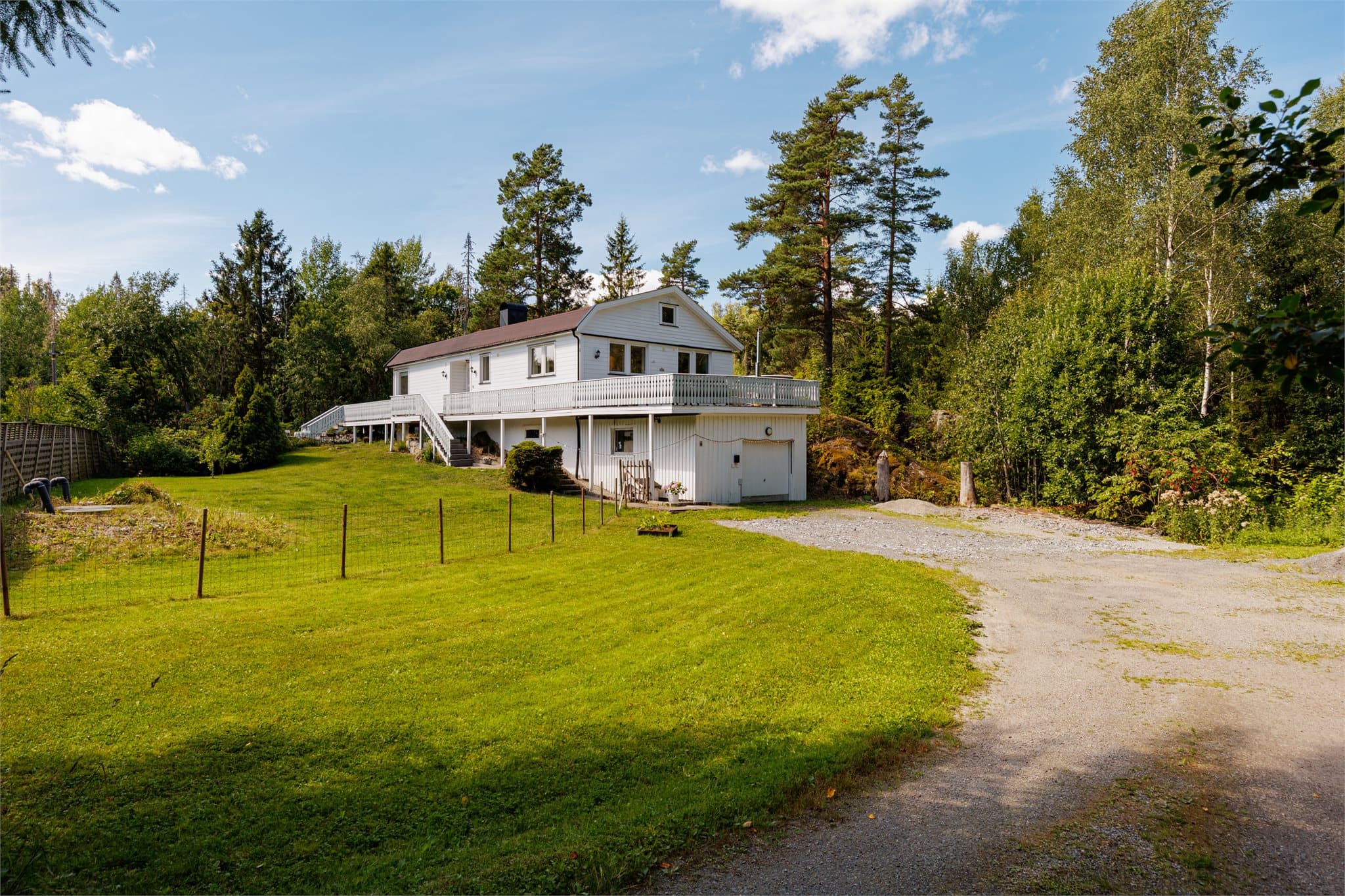 Boligen ligger landlig til i naturskjønne og rolige omgivelser.