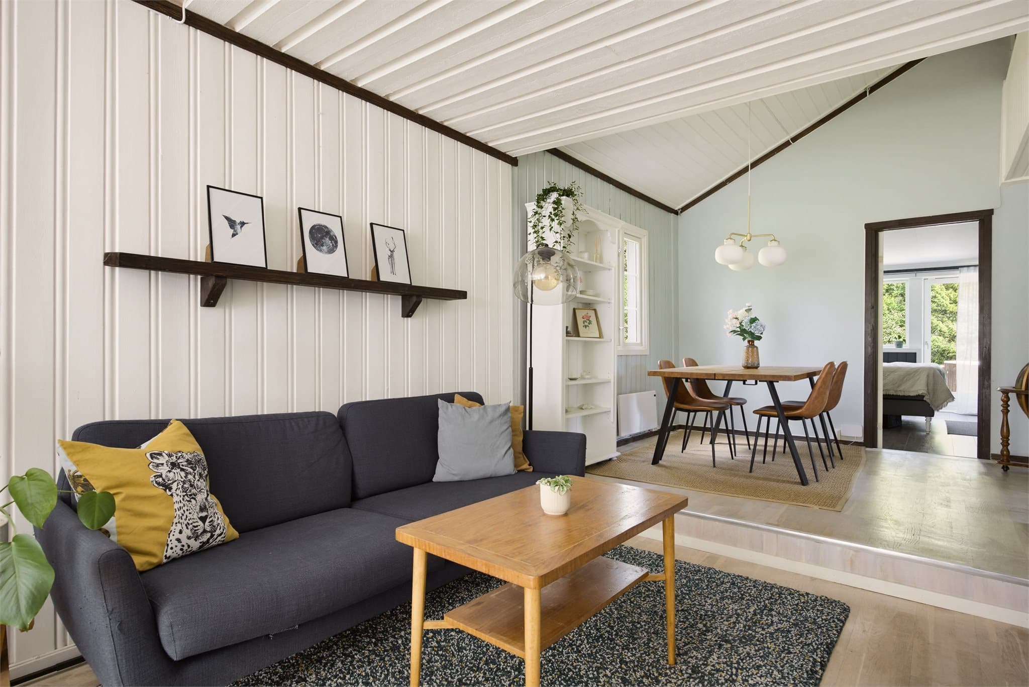 Stuen har flere naturlige møbleringssoner og det er god plass til stor sofagruppe og øvrig inventar.