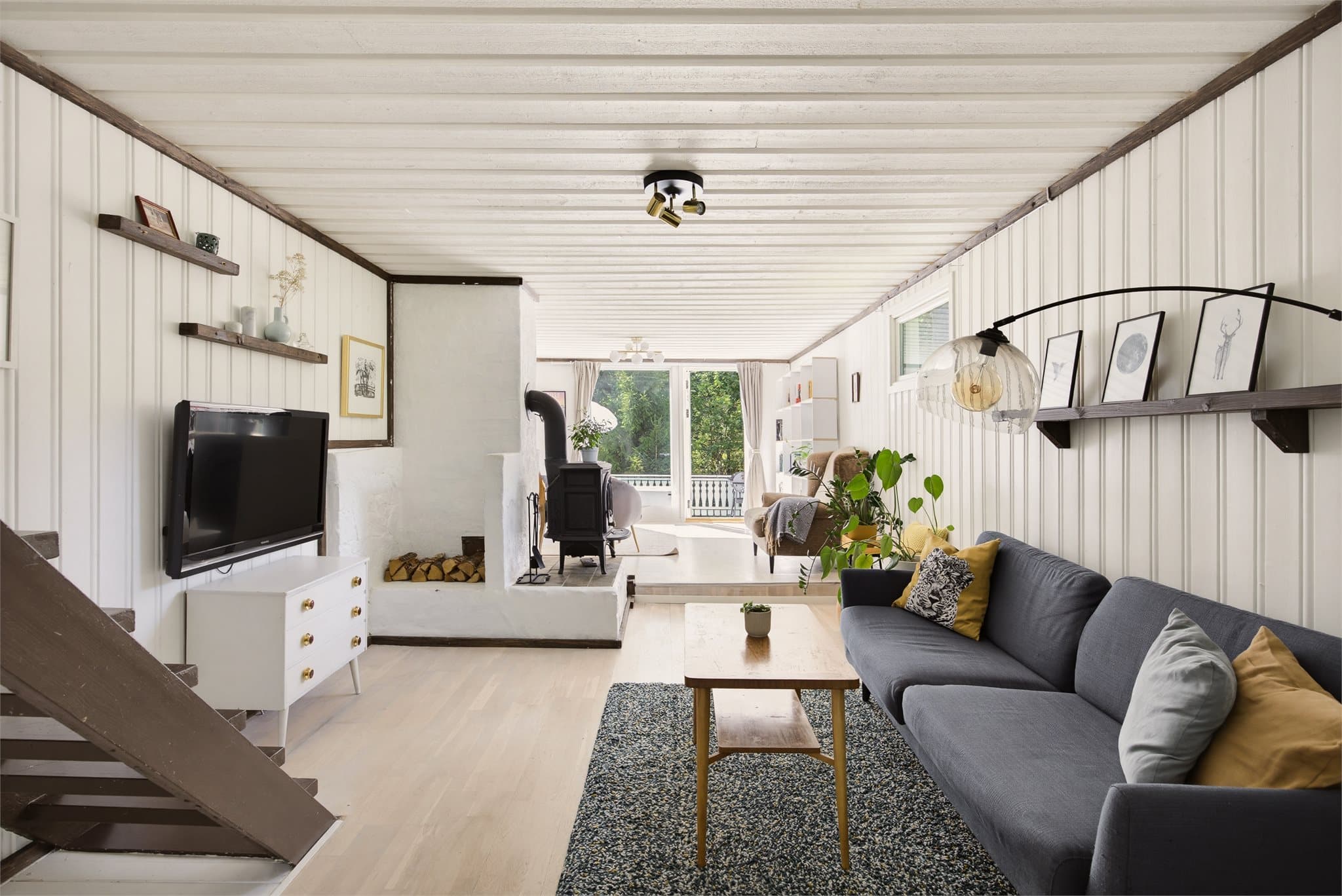 Stuen er lys og luftig med store vindusflater.