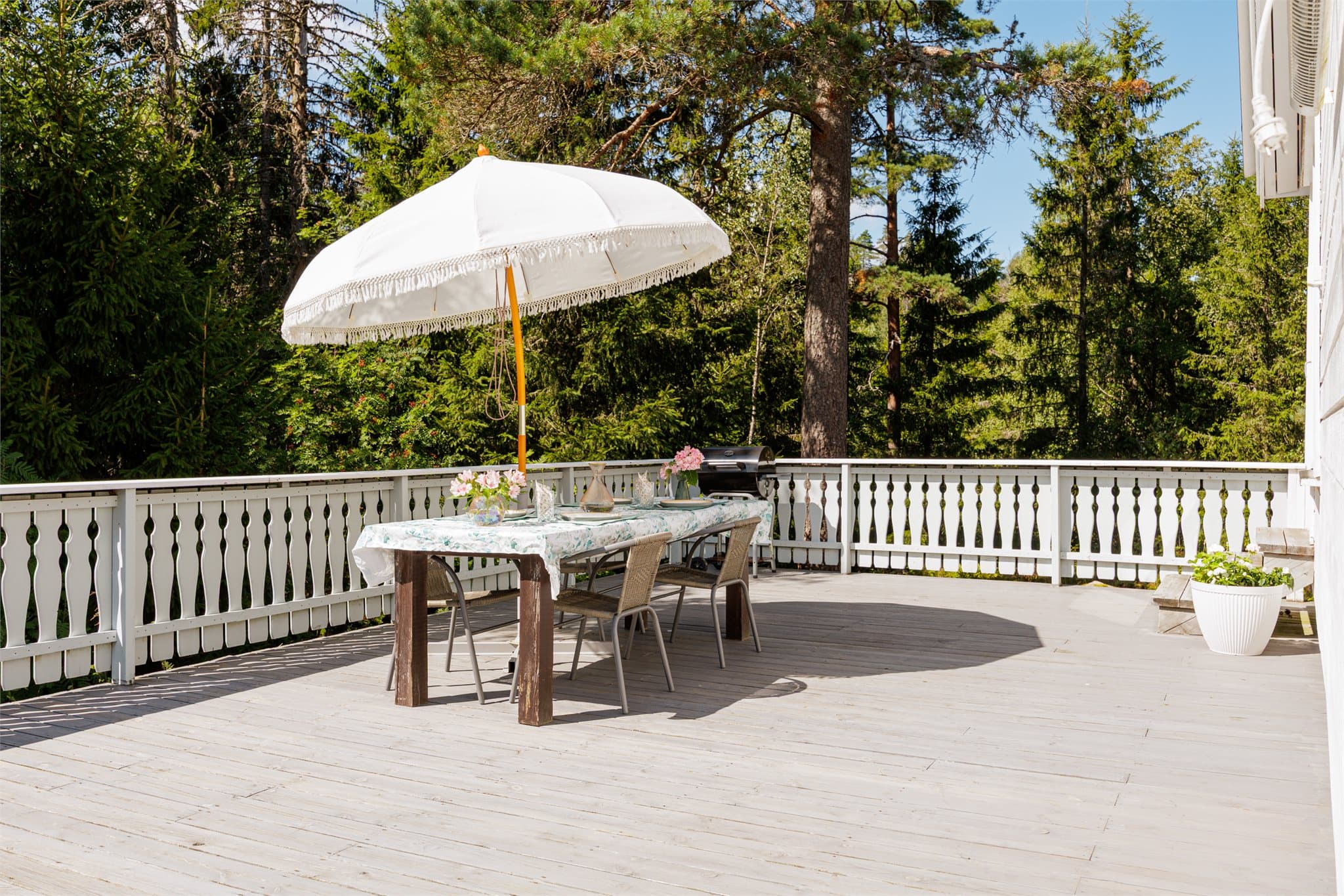 Stor terrasse med svært gode solforhold store deler av dagen.
