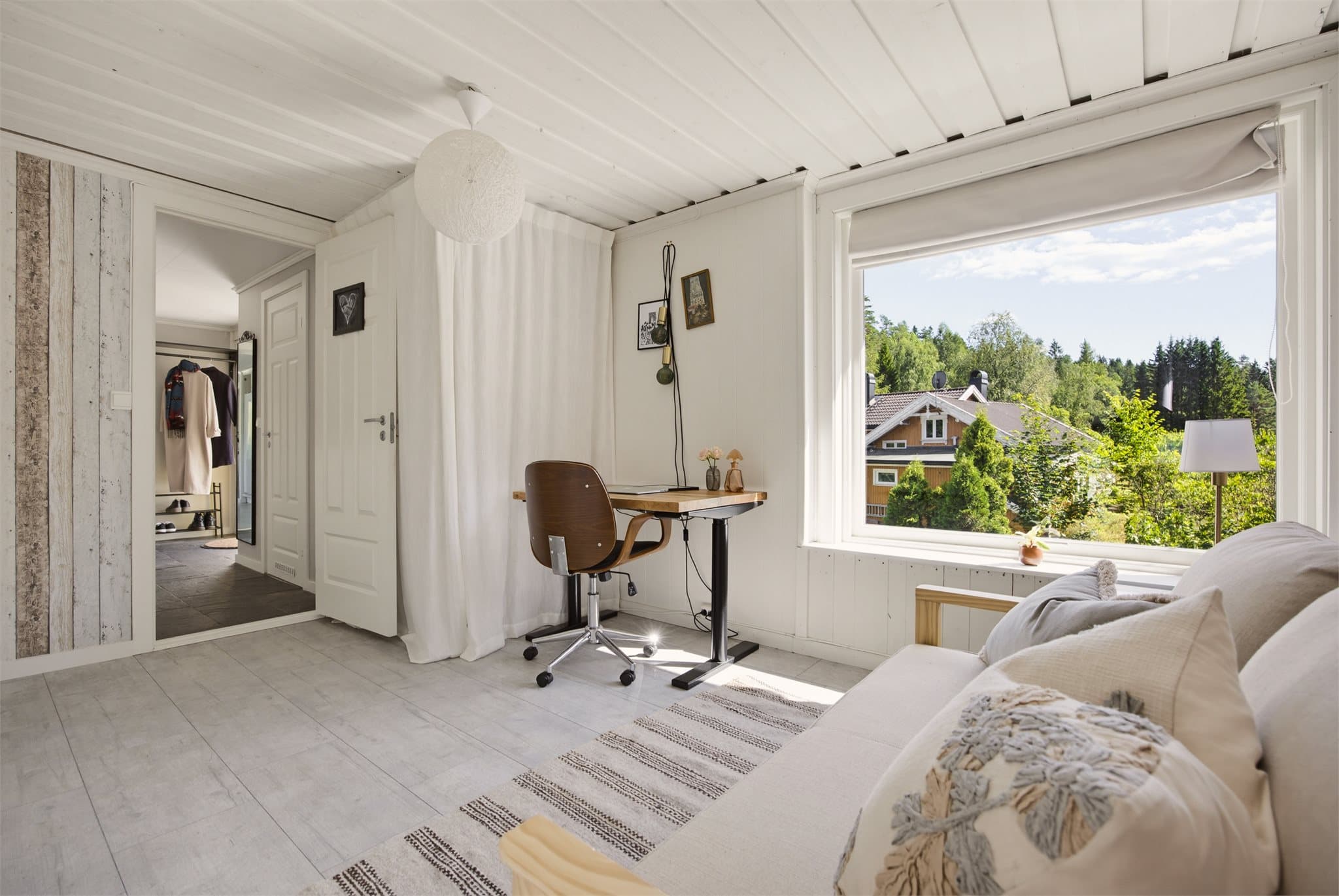 Boligen har to romslige soverom med gode møbleringsmuligheter.
