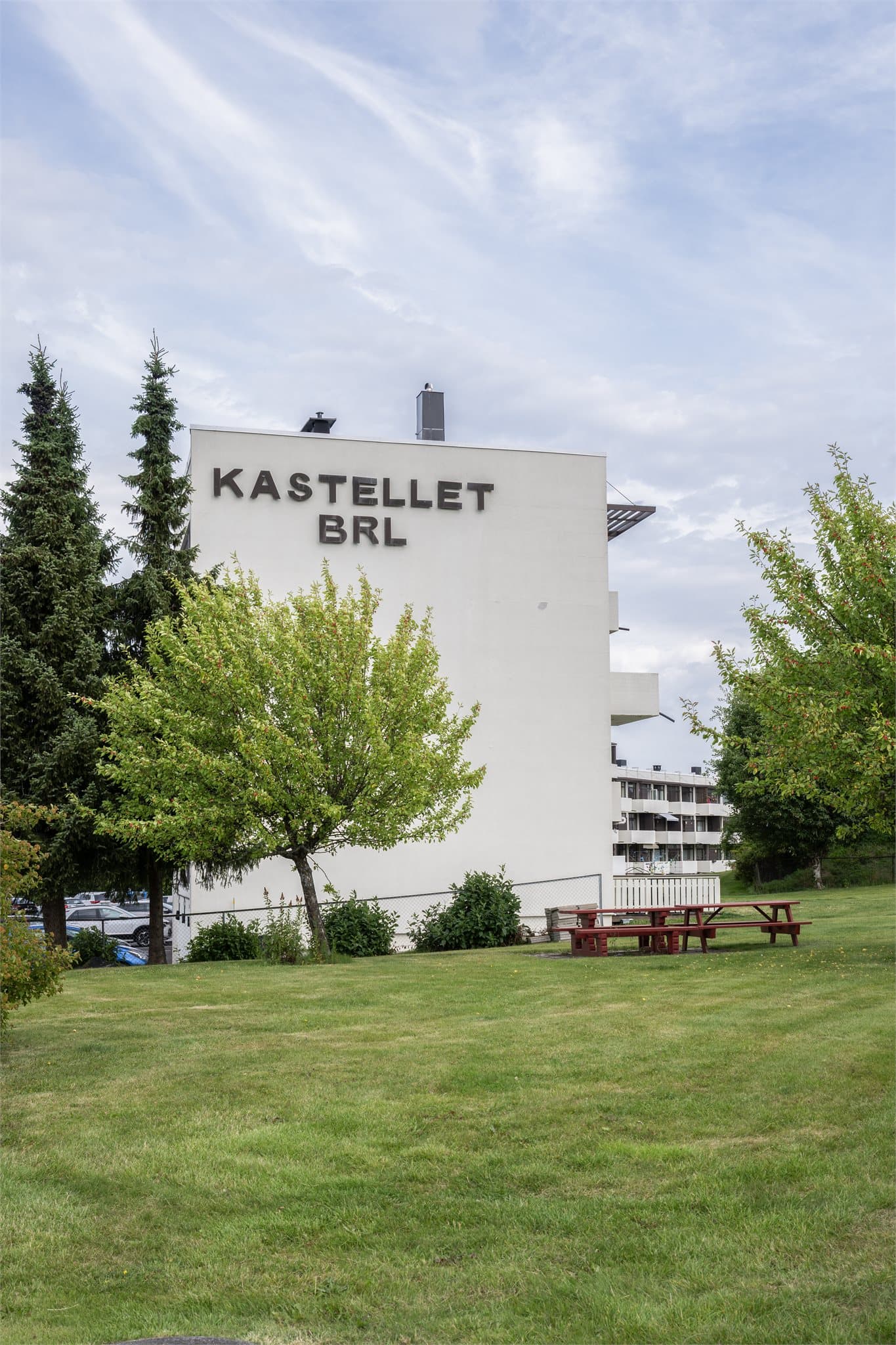 Kastellet borettslag på Strømmen ligger i et etablert og hyggelig boligområde, med en fin kombinasjon av rolige omgivelser og nærhet til det meste man trenger i hverdagen. Her bor du tilbaketrukket og trivelig, med Strømmen sentrum like i nærheten.