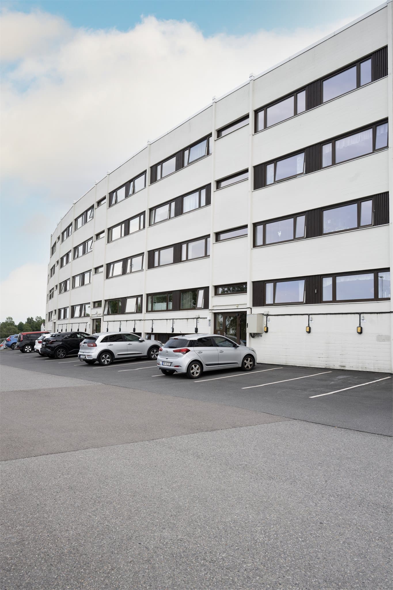 Parkeringsmuligheter rett utenfor bygget. Parkeringsplasser kan leies etter venteliste.