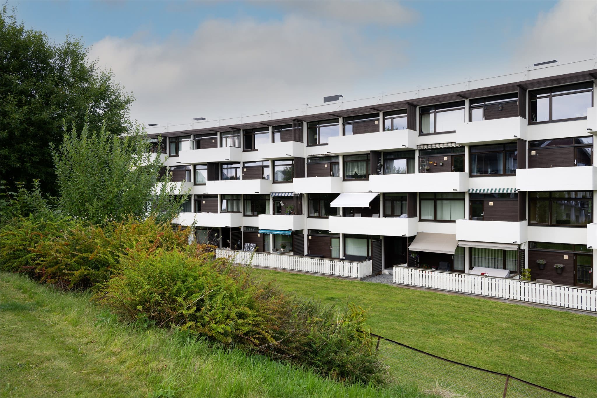 Kastellet borettslag passer godt for deg som ønsker et etablert bomiljø med nærhet til både natur, byliv og praktiske servicetilbud – et hyggelig sted å kalle hjem. Leiligheten ligger i boligblokkens toppetasje og har en trivelig og solrik balkong.